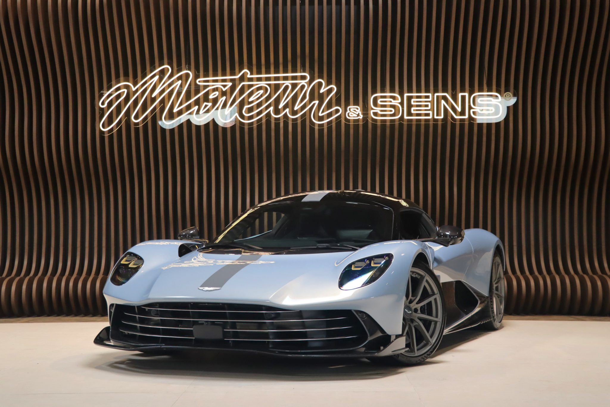 Aston Martin Valhalla – V8 bi-turbo hybride, carbone intégral