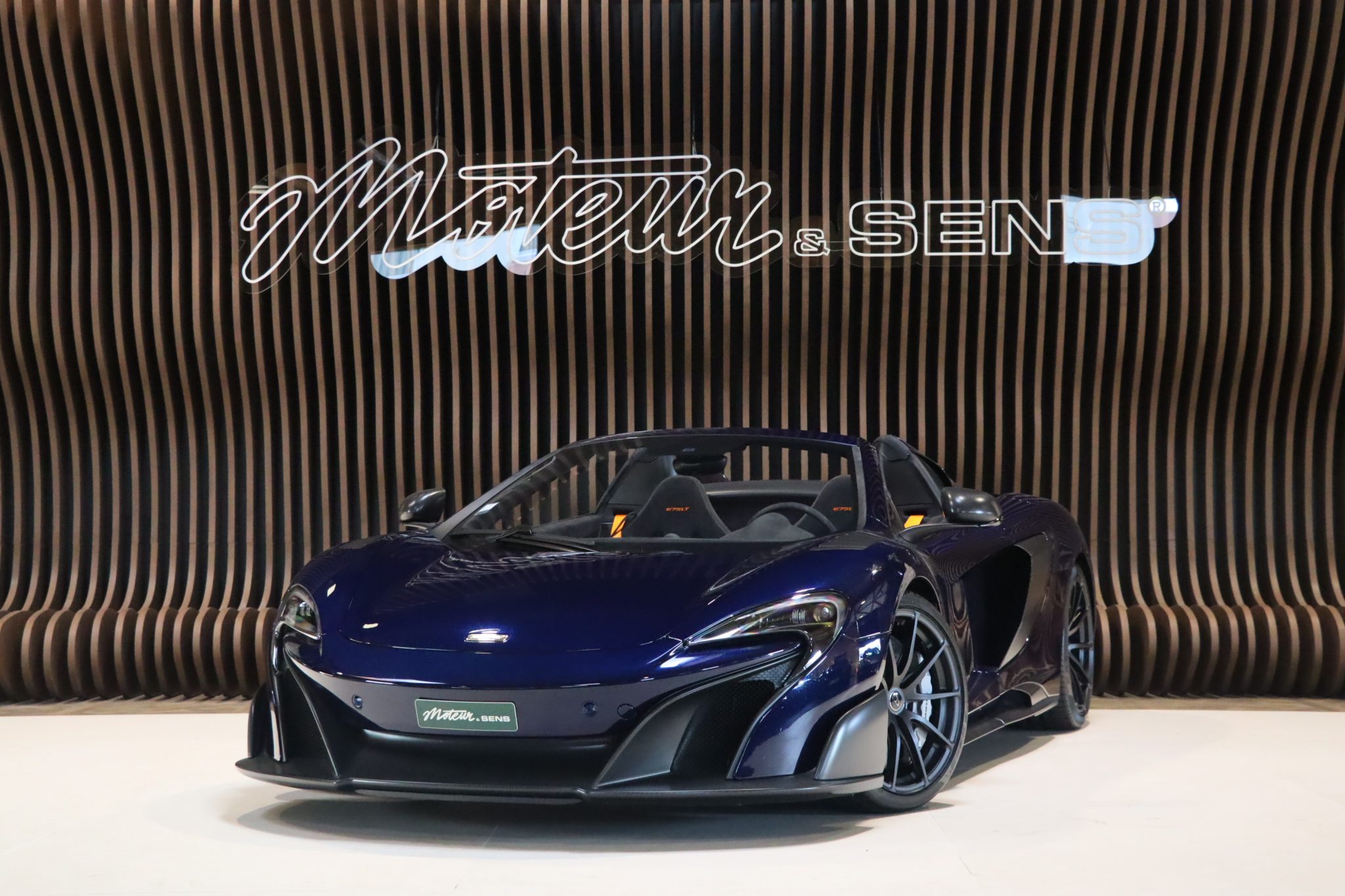 McLaren 675LT Spider Carbon Series – Carrosserie carbone Metallic Candy Blue