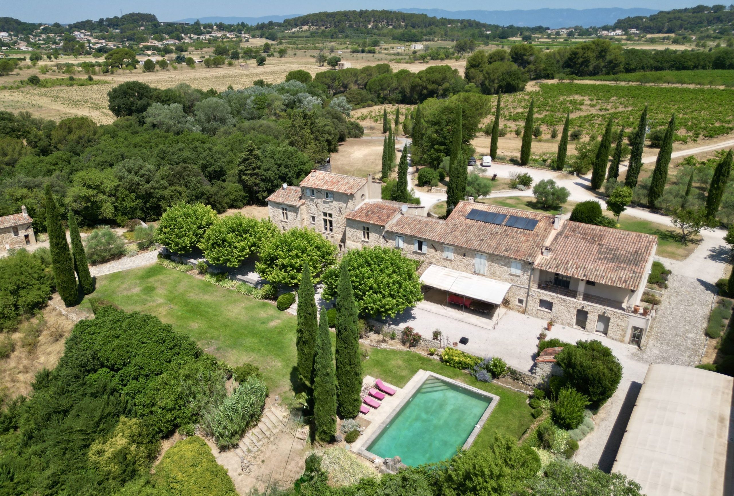Bastide en pierres du XVIe siècle sur 39 ha — Sud Luberon