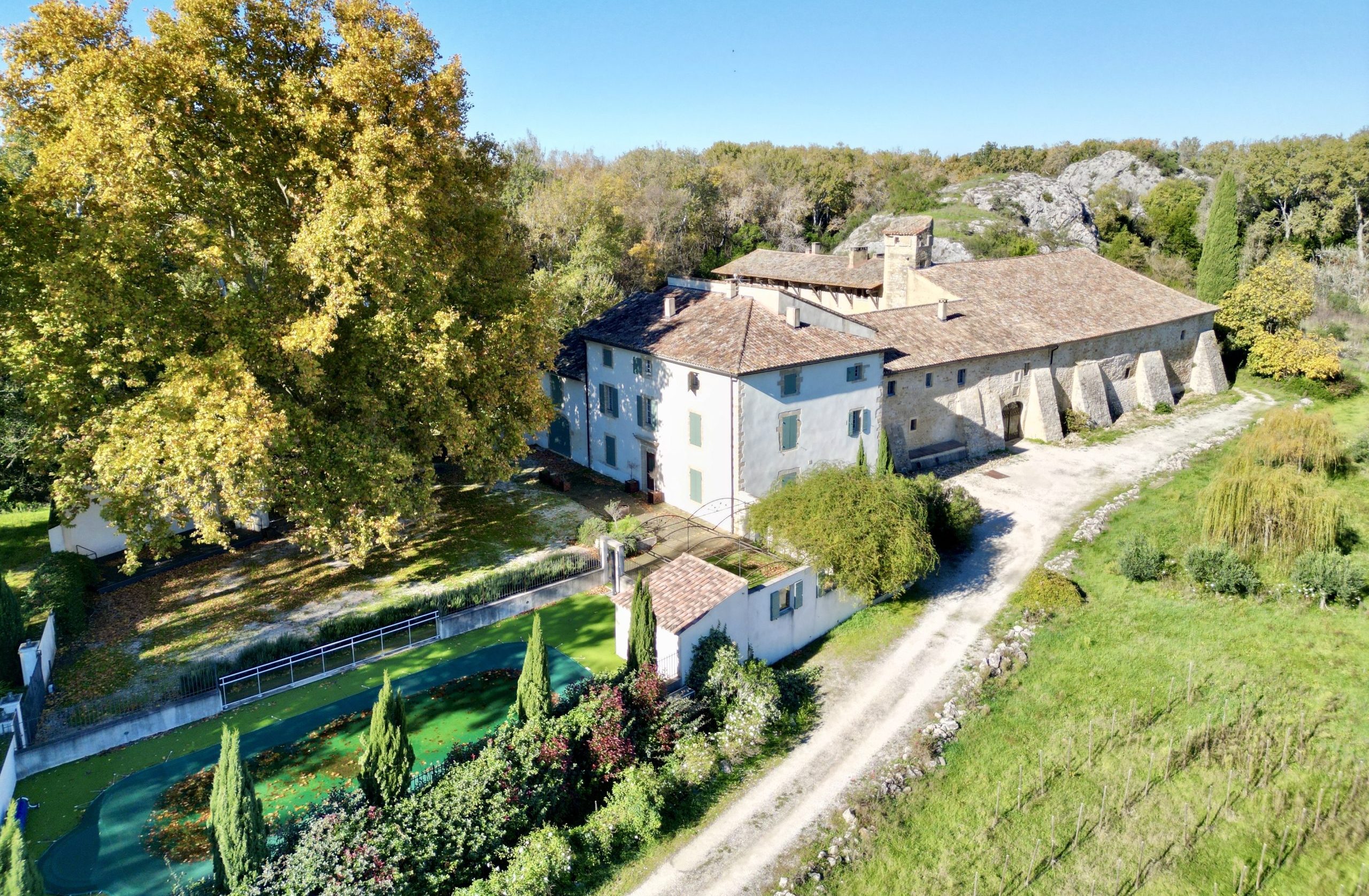 Propriété Historique XIIe–XIXe – Château avec Activités d'Accueil sur 14 ha – Châteauneuf-du-Pape