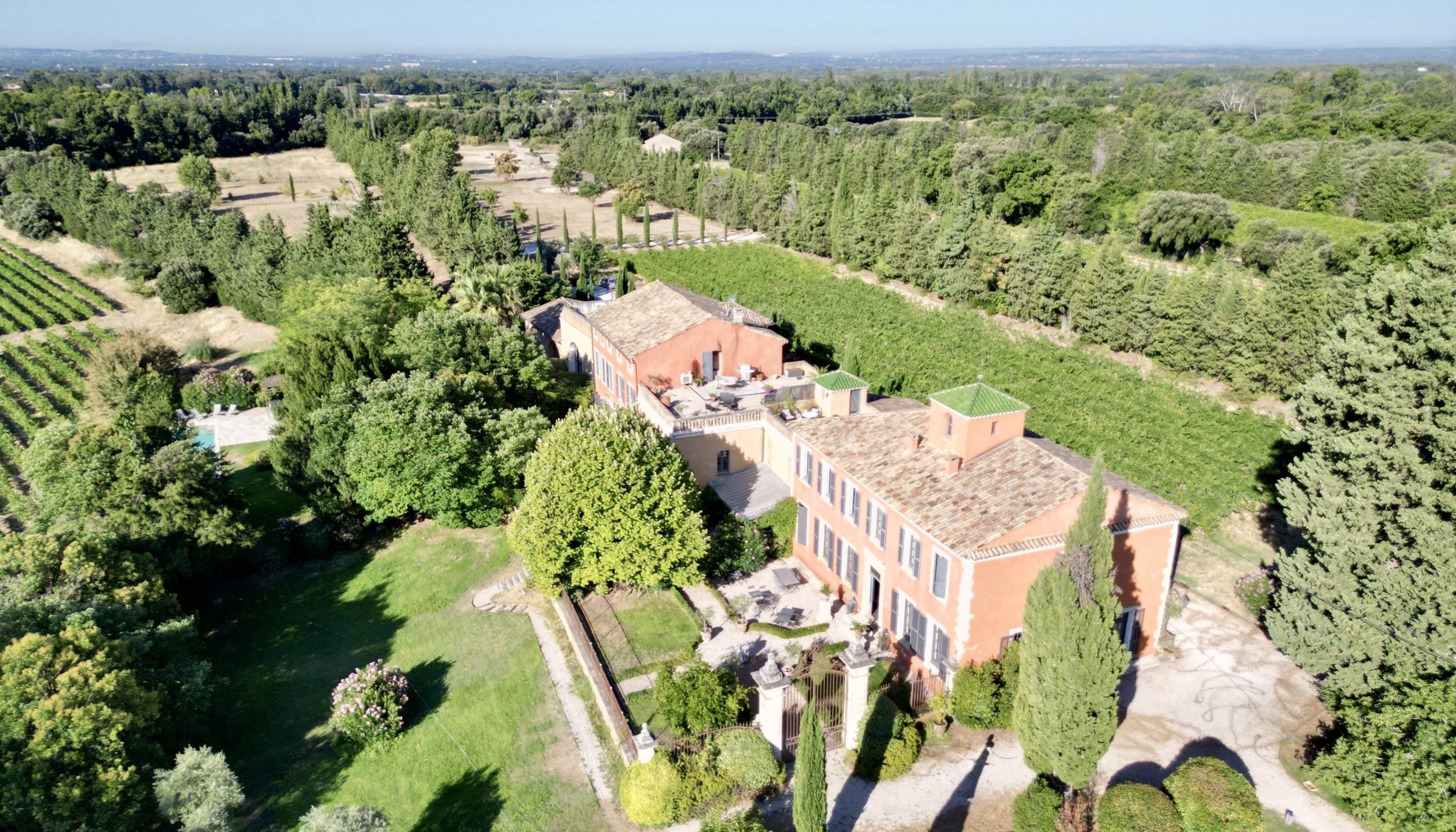 Comtat Venaissin : Demeure provençale sur 18 ha avec vignoble et hébergements