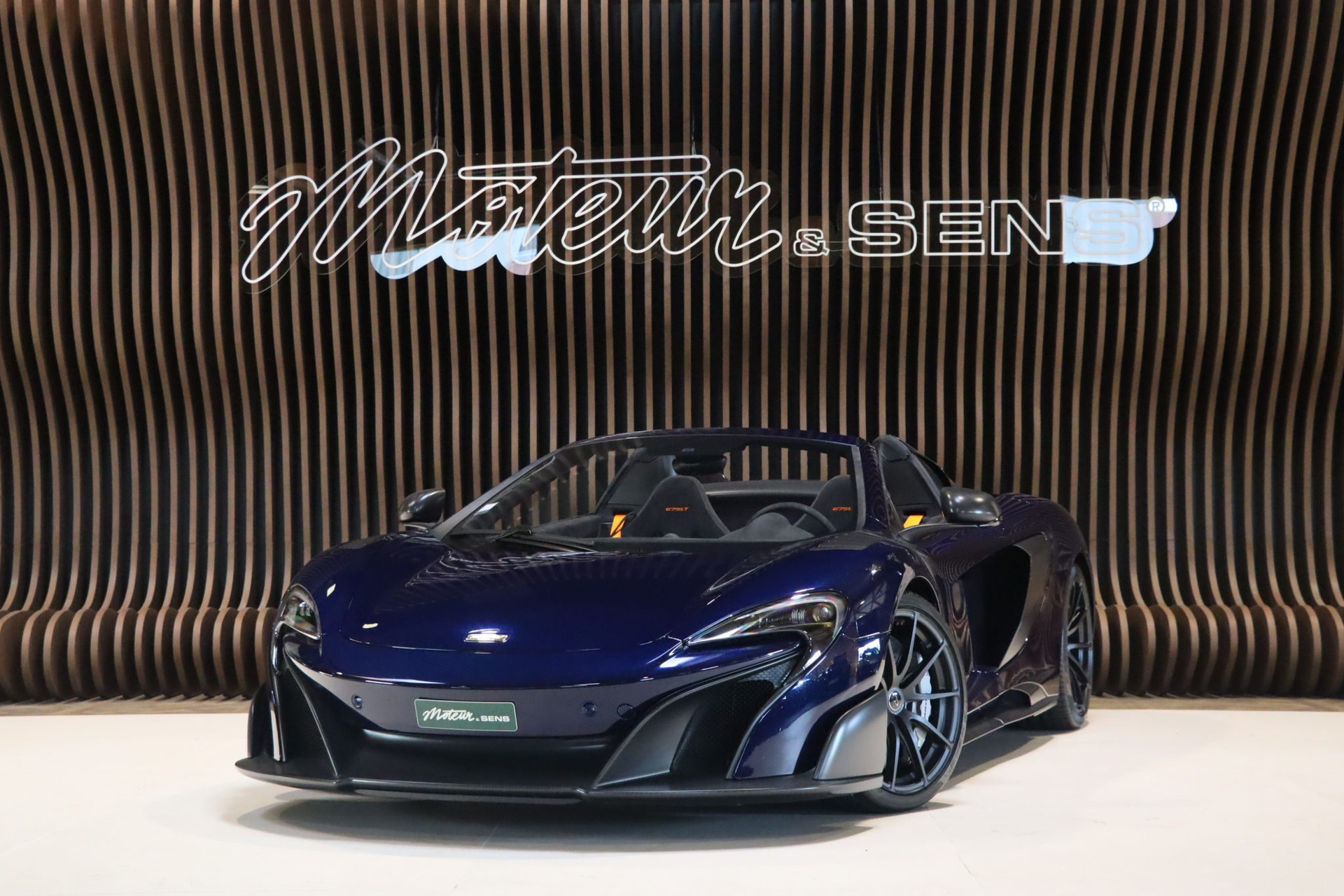 McLaren 675LT Spider Carbon Series – Carrosserie carbone Metallic Candy Blue – Photo 1