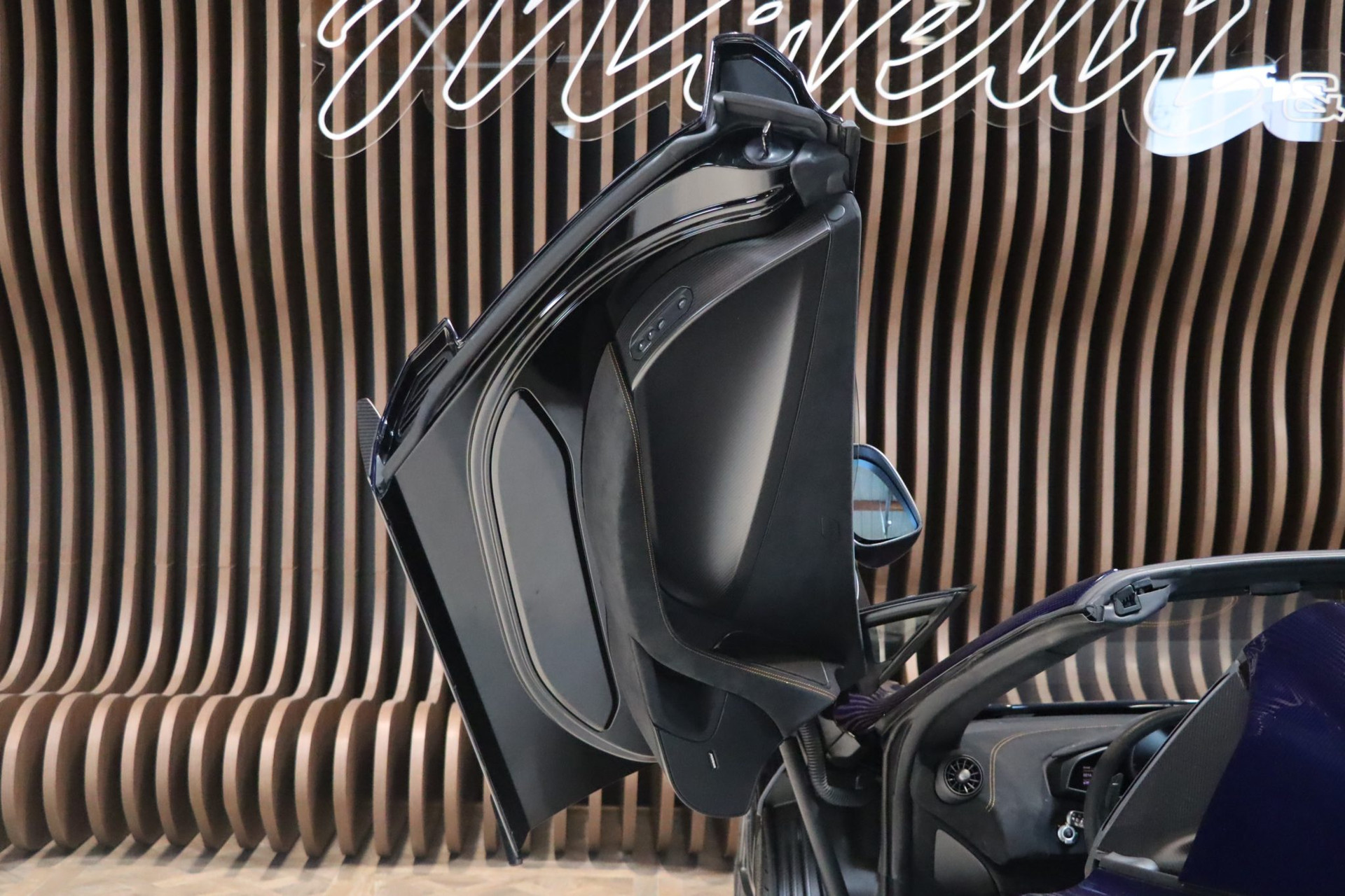 McLaren 675LT Spider Carbon Series – Carrosserie carbone Metallic Candy Blue – Photo 11