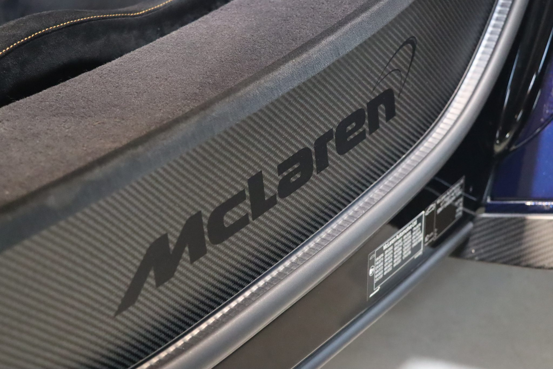McLaren 675LT Spider Carbon Series – Carrosserie carbone Metallic Candy Blue – Photo 12