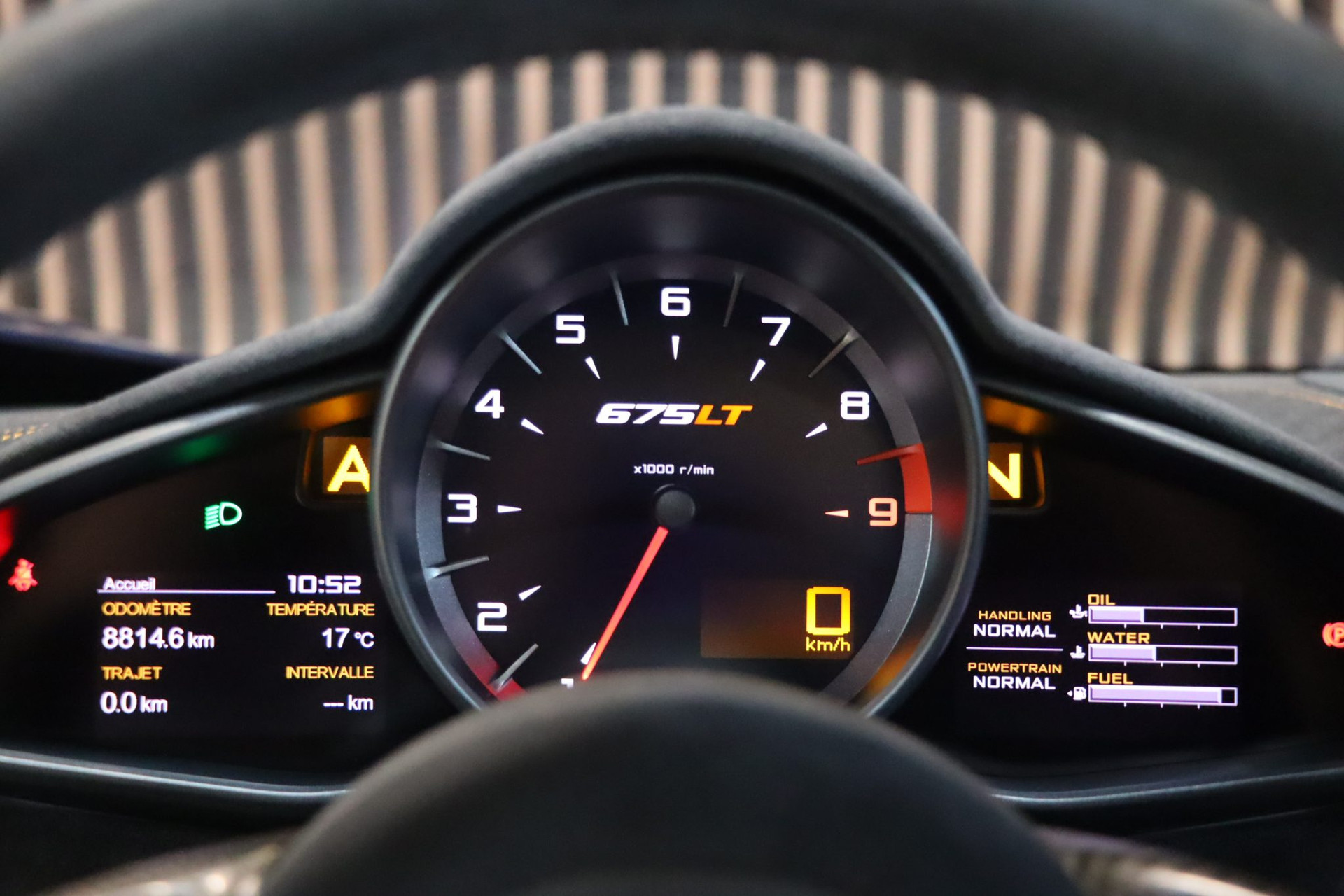 McLaren 675LT Spider Carbon Series – Carrosserie carbone Metallic Candy Blue – Photo 21