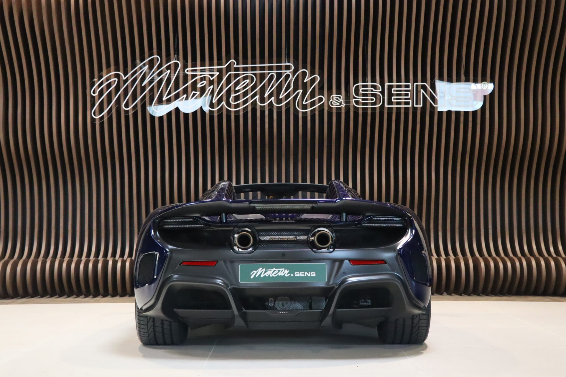 McLaren 675LT Spider Carbon Series – Carrosserie carbone Metallic Candy Blue – Photo 4