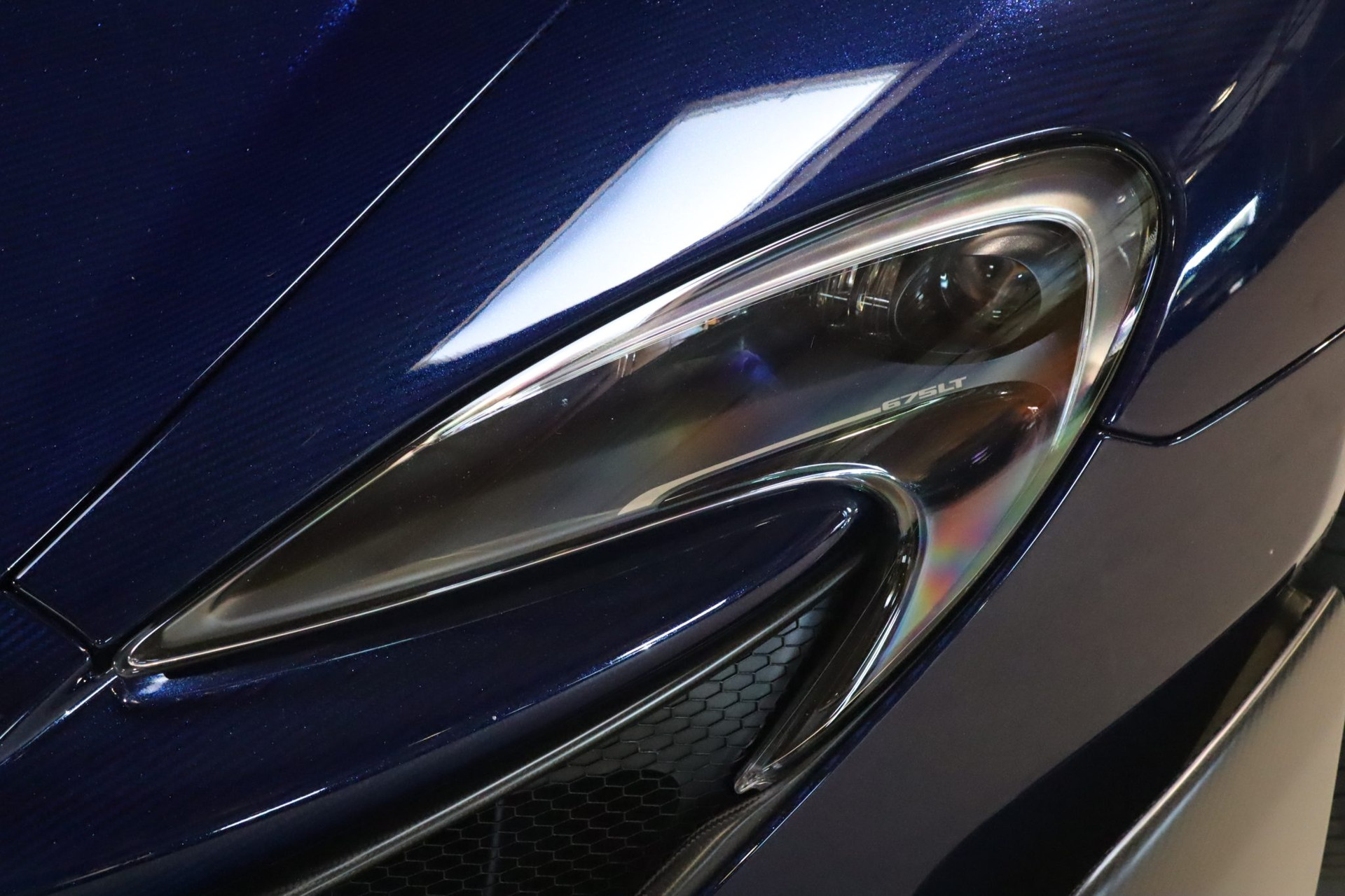 McLaren 675LT Spider Carbon Series – Carrosserie carbone Metallic Candy Blue – Photo 32
