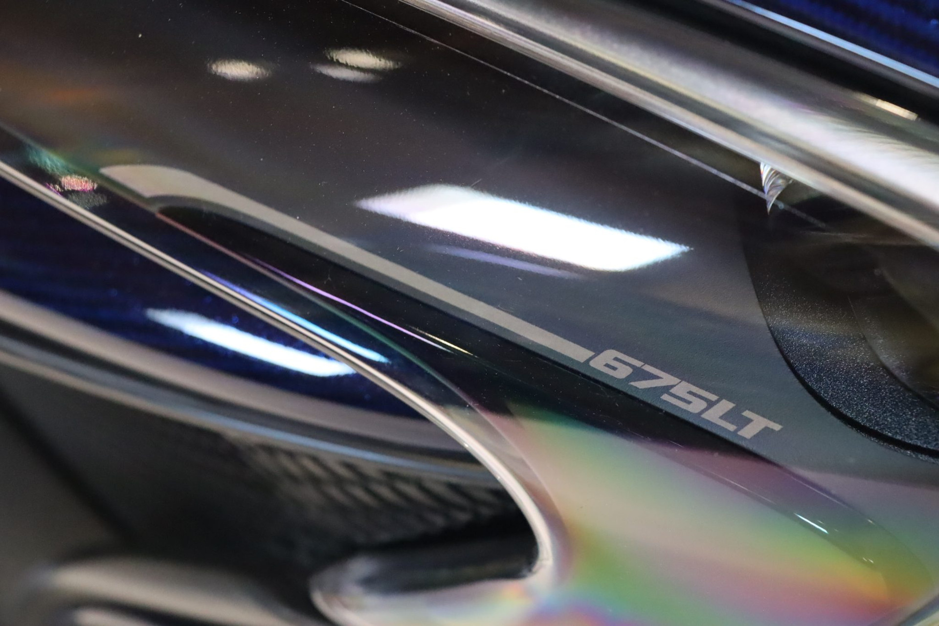 McLaren 675LT Spider Carbon Series – Carrosserie carbone Metallic Candy Blue – Photo 33