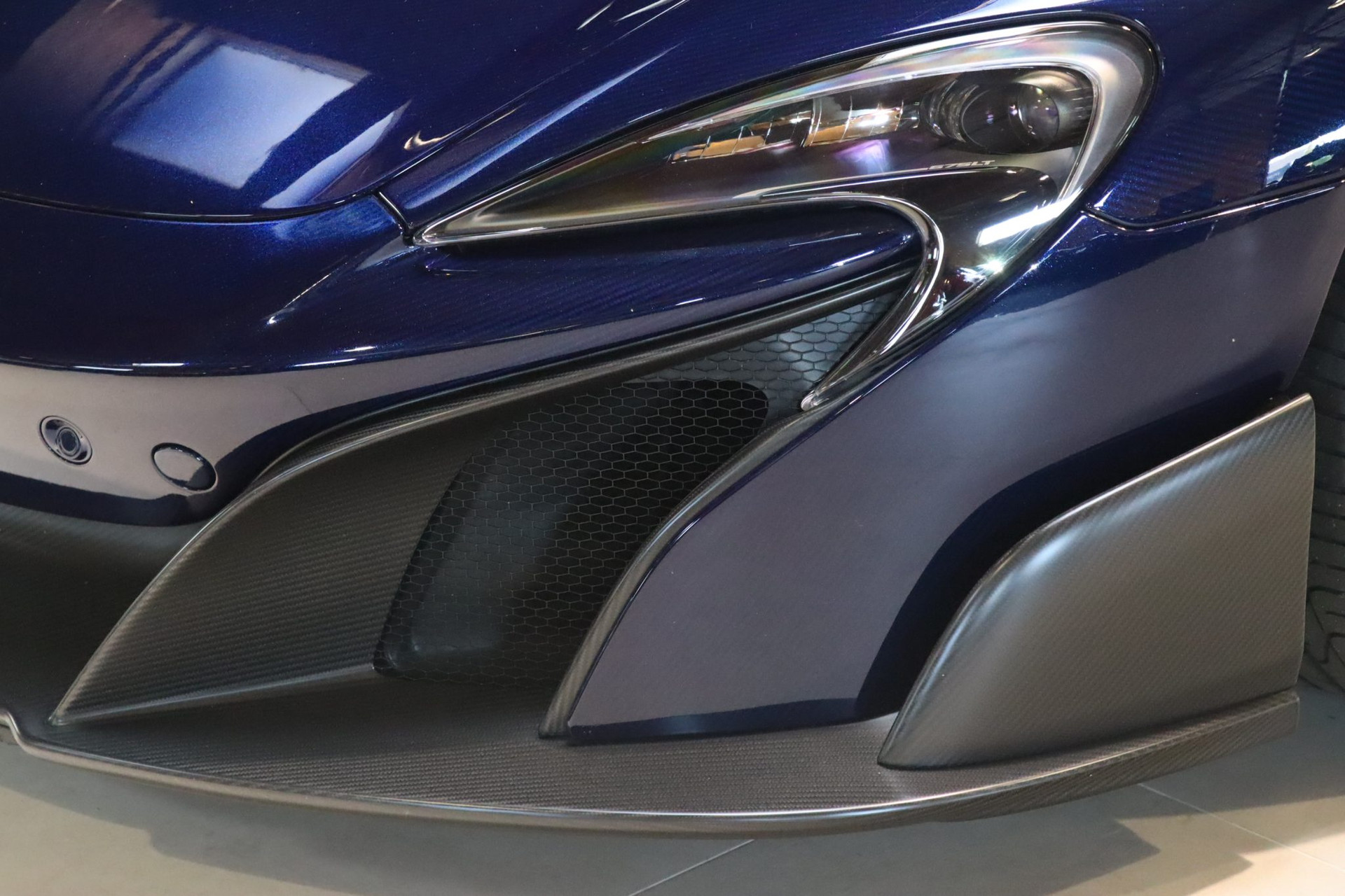 McLaren 675LT Spider Carbon Series – Carrosserie carbone Metallic Candy Blue – Photo 35
