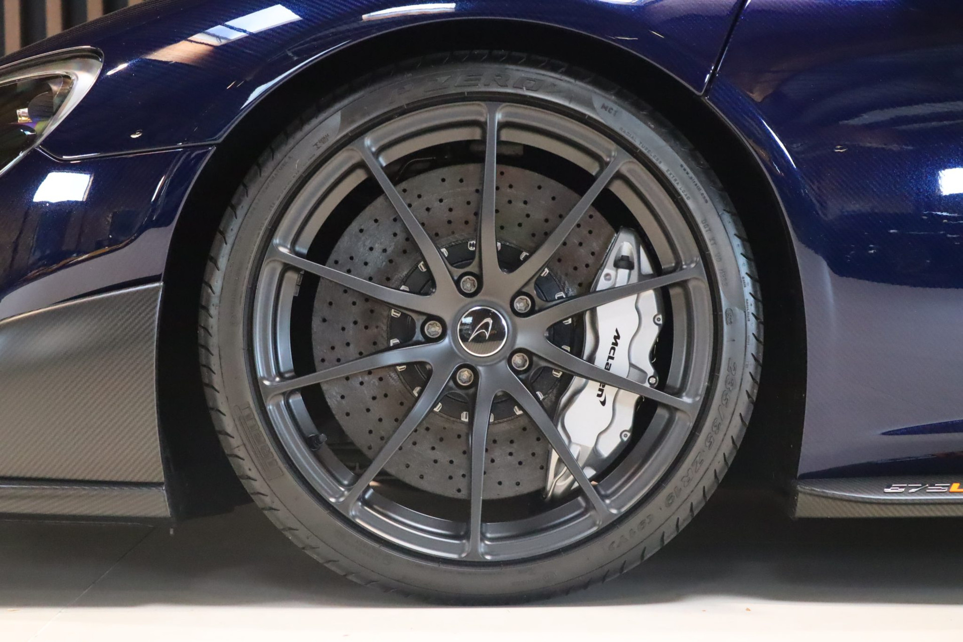 McLaren 675LT Spider Carbon Series – Carrosserie carbone Metallic Candy Blue – Photo 41