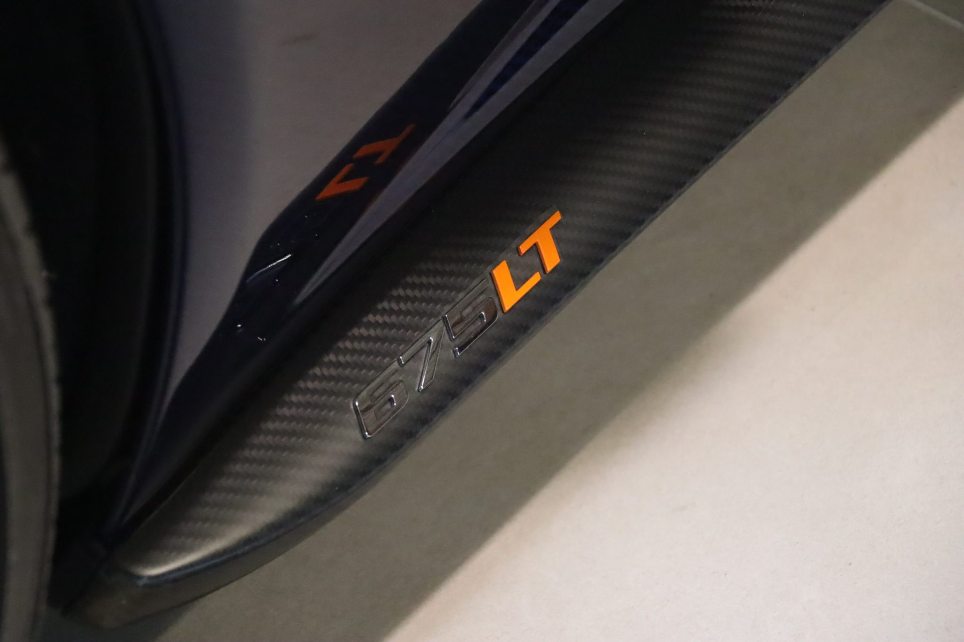 McLaren 675LT Spider Carbon Series – Carrosserie carbone Metallic Candy Blue – Photo 46