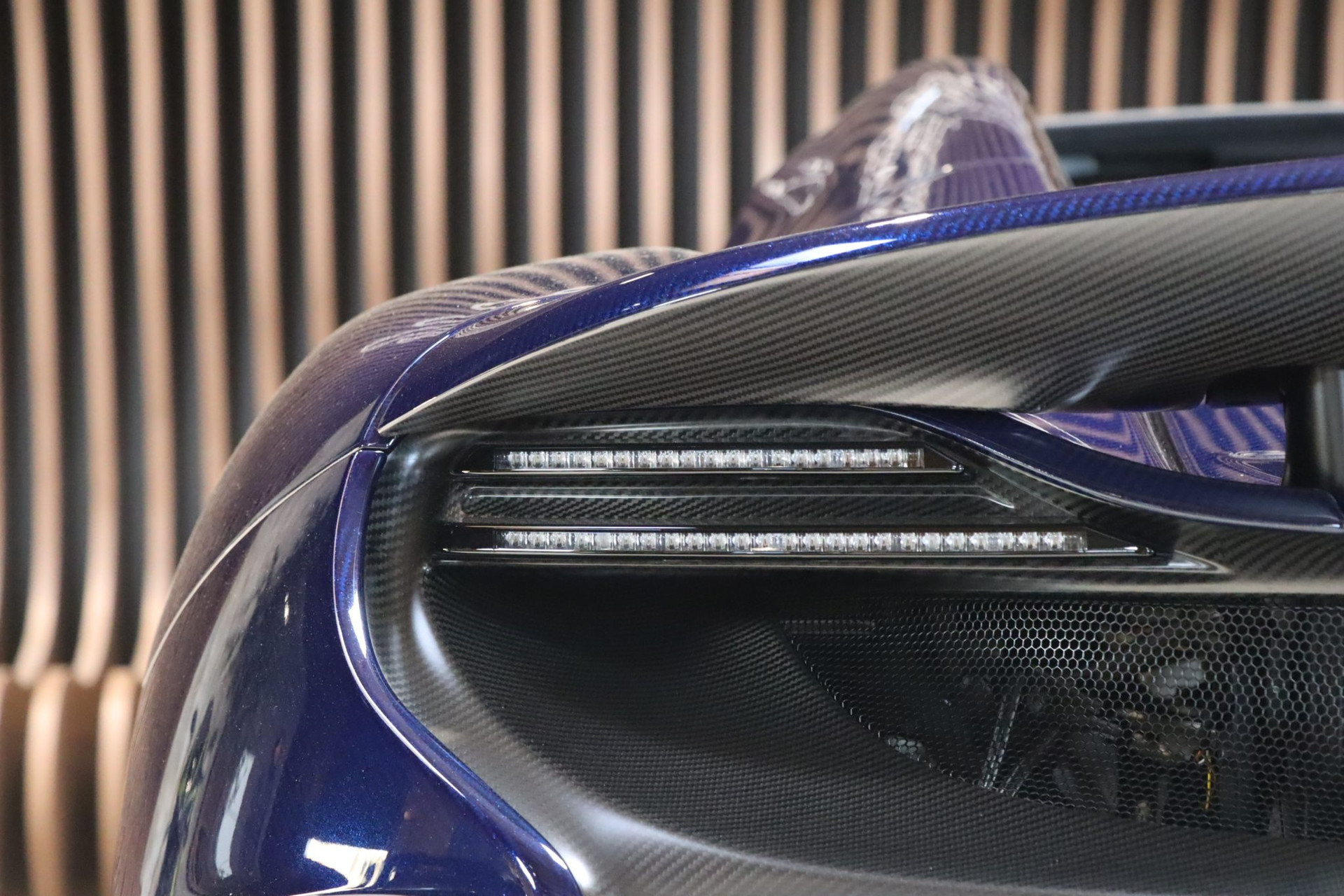 McLaren 675LT Spider Carbon Series – Carrosserie carbone Metallic Candy Blue – Photo 49