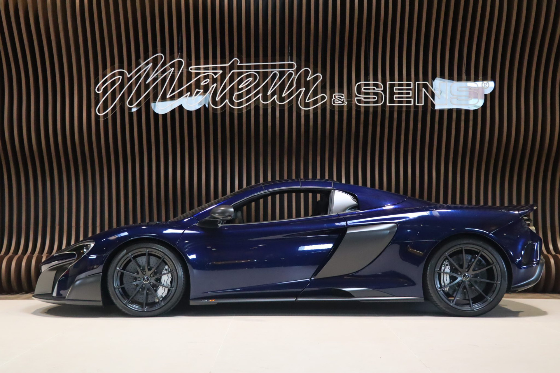 McLaren 675LT Spider Carbon Series – Carrosserie carbone Metallic Candy Blue – Photo 6