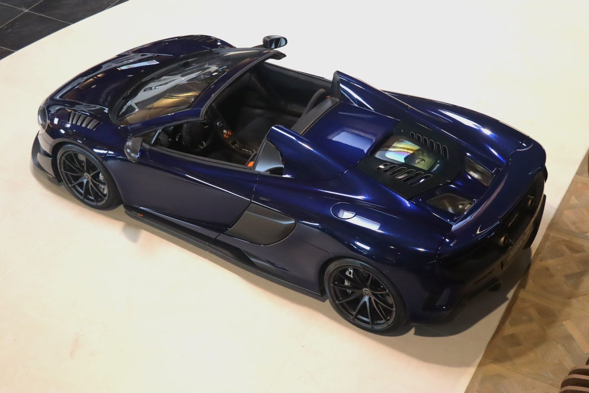 McLaren 675LT Spider Carbon Series – Carrosserie carbone Metallic Candy Blue – Photo 54