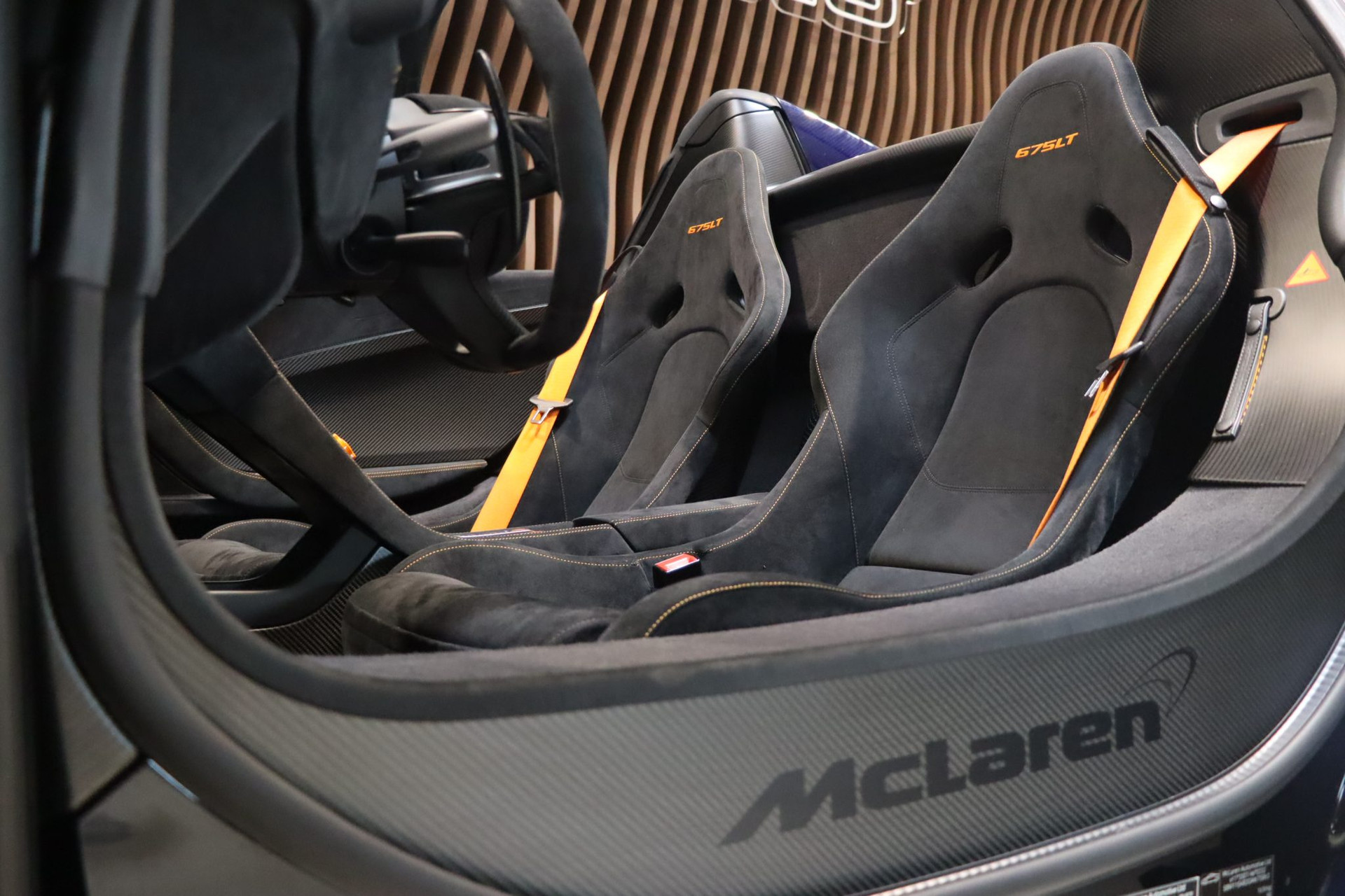 McLaren 675LT Spider Carbon Series – Carrosserie carbone Metallic Candy Blue – Photo 7