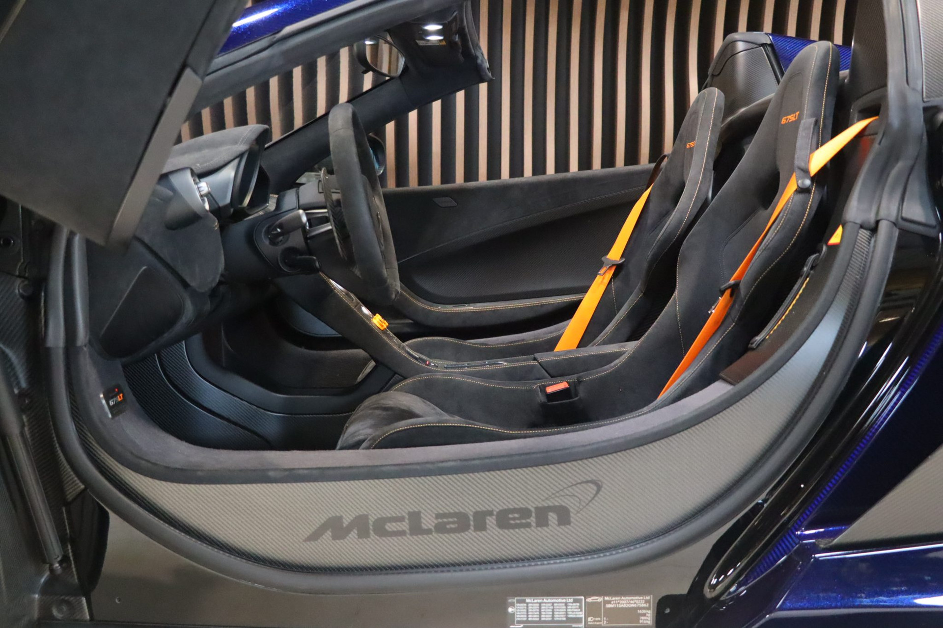 McLaren 675LT Spider Carbon Series – Carrosserie carbone Metallic Candy Blue – Photo 8