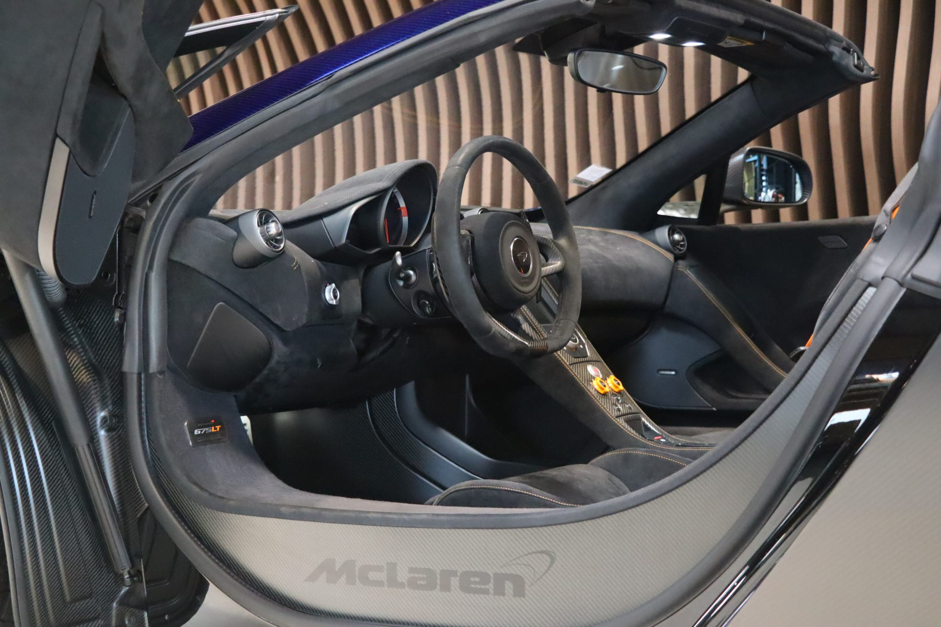 McLaren 675LT Spider Carbon Series – Carrosserie carbone Metallic Candy Blue – Photo 9