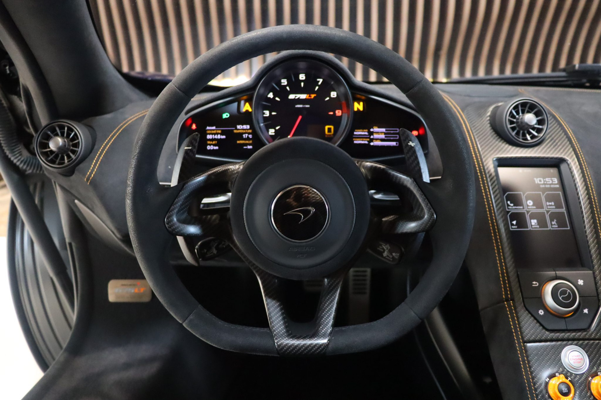 McLaren 675LT Spider Carbon Series – Carrosserie carbone Metallic Candy Blue – Photo 10