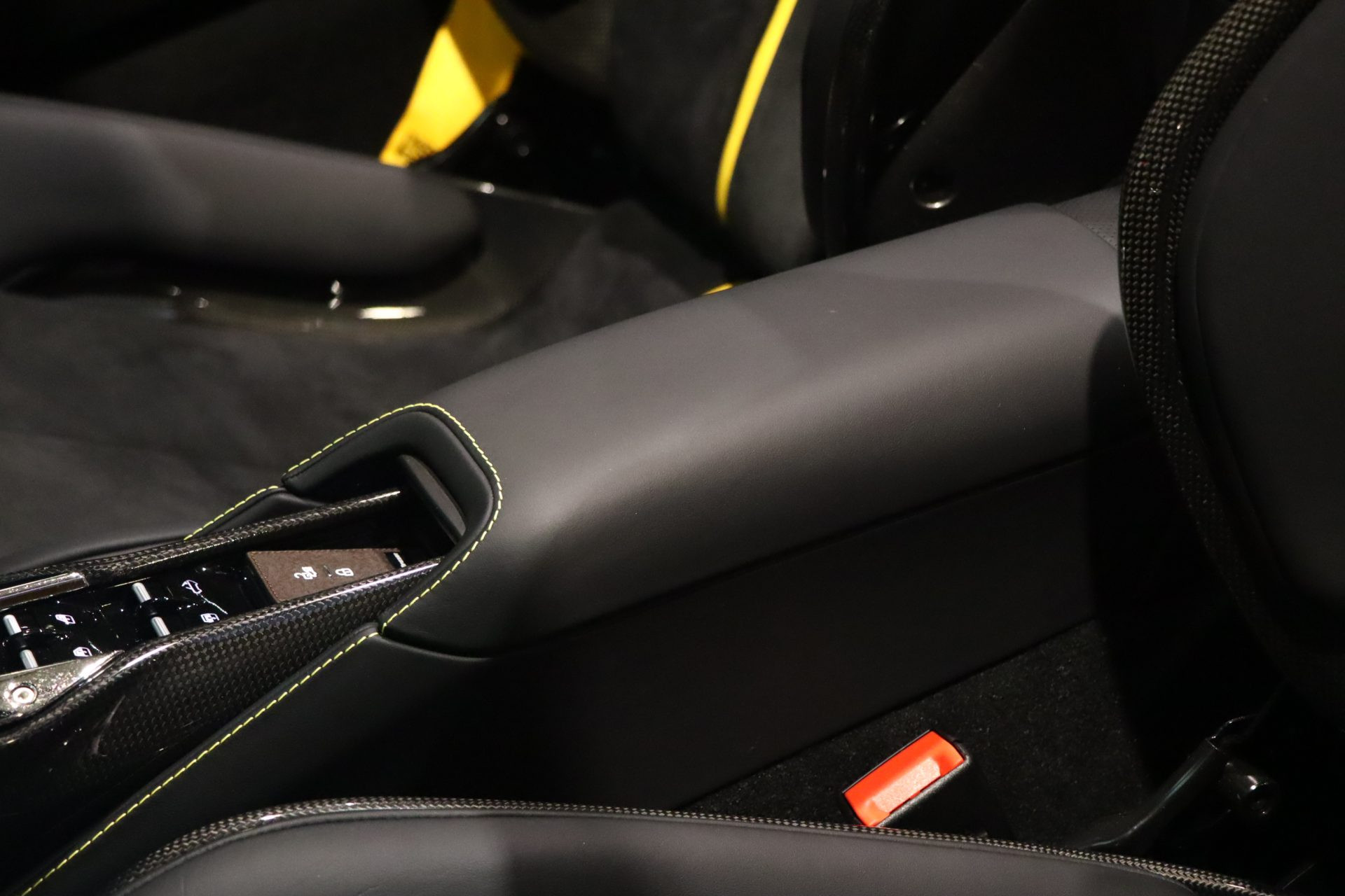 Ferrari SF90 Spider Viola Hong Kong – Première main, 650 km – Photo 28