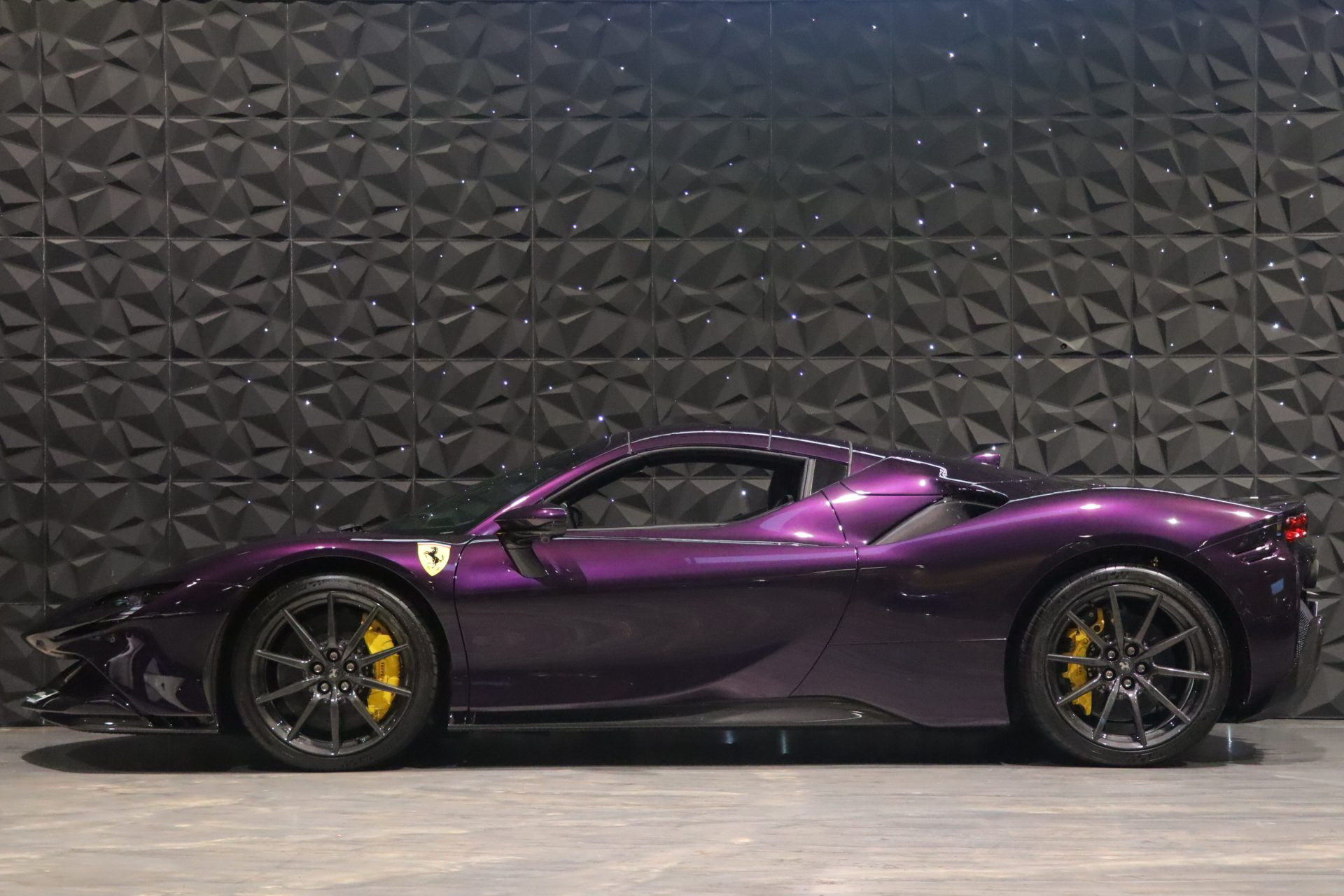 Ferrari SF90 Spider Viola Hong Kong – Première main, 650 km – Photo 6