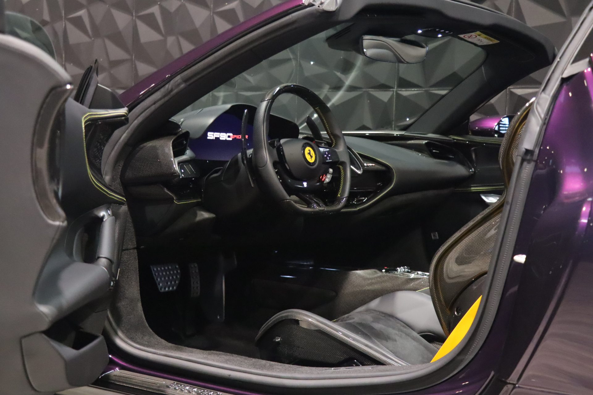 Ferrari SF90 Spider Viola Hong Kong – Première main, 650 km – Photo 9