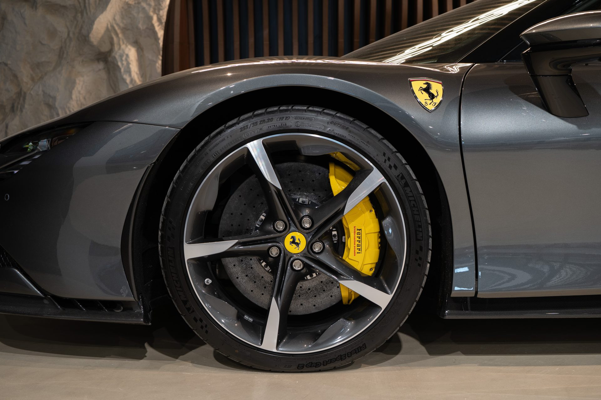 Ferrari SF90 Spider 1000 ch – Grigio Silverstone – 5400 km – Photo 51