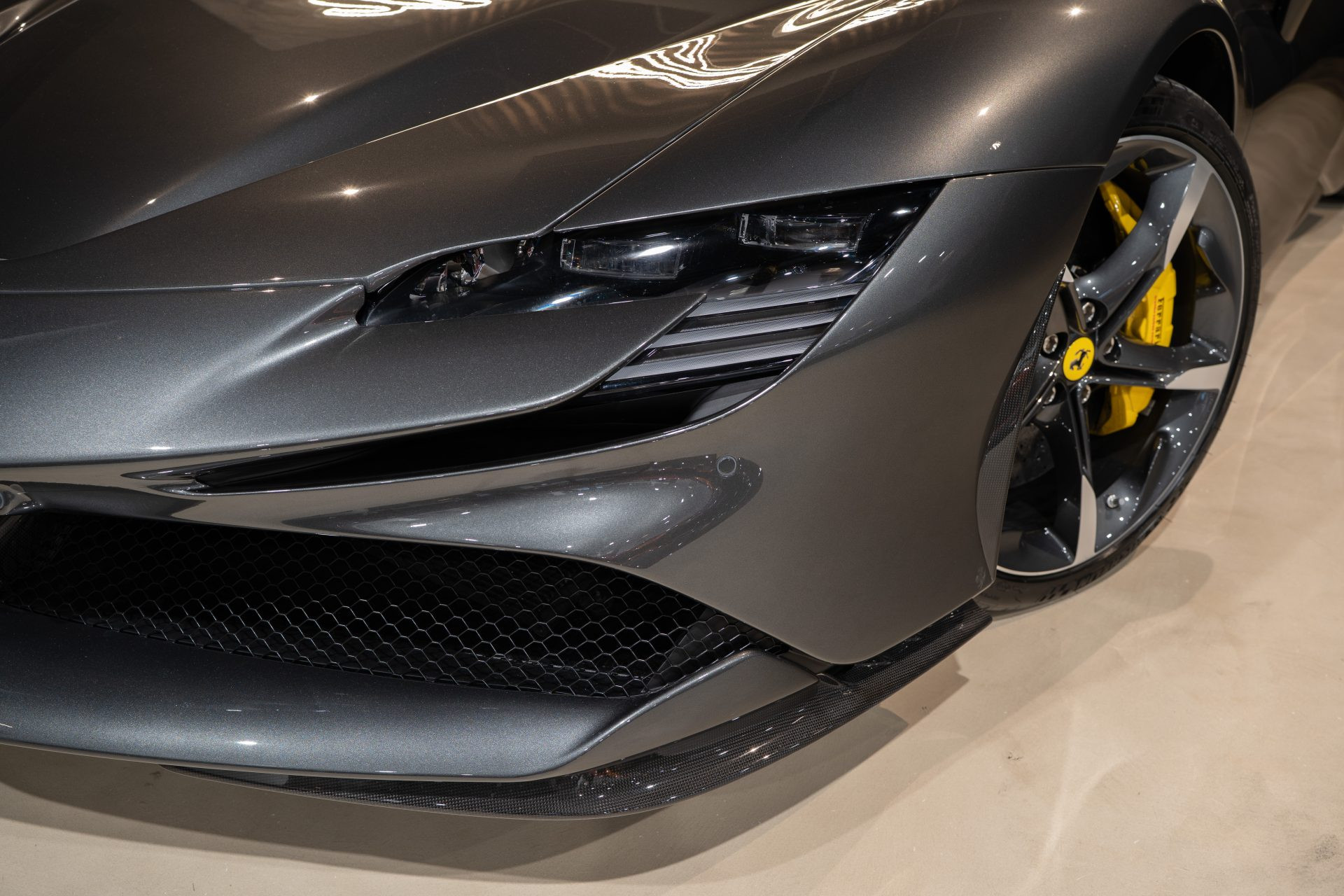Ferrari SF90 Spider 1000 ch – Grigio Silverstone – 5400 km – Photo 52