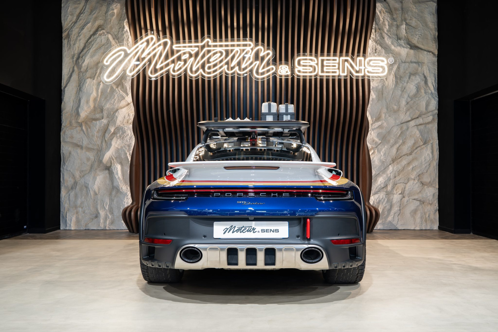 Porsche 911 Type 992 Dakar — Blanc/Bleu Gentiane, 1150 km – Photo 4