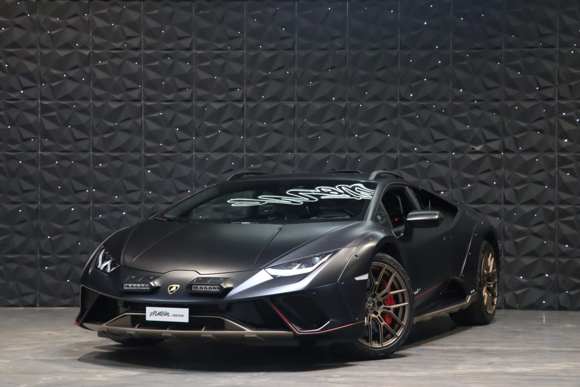 Lamborghini Huracán Sterrato Ad Personam — Nero Nemesis, série limitée – Photo 1