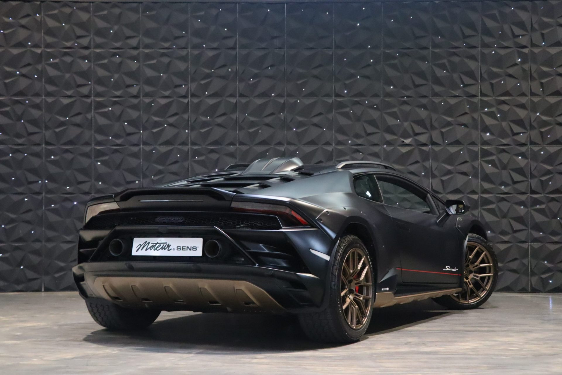 Lamborghini Huracán Sterrato Ad Personam — Nero Nemesis, série limitée – Photo 2