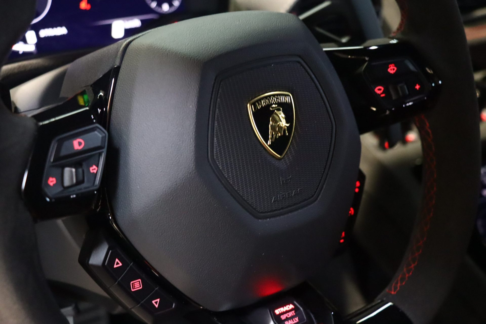 Lamborghini Huracán Sterrato Ad Personam — Nero Nemesis, série limitée – Photo 21