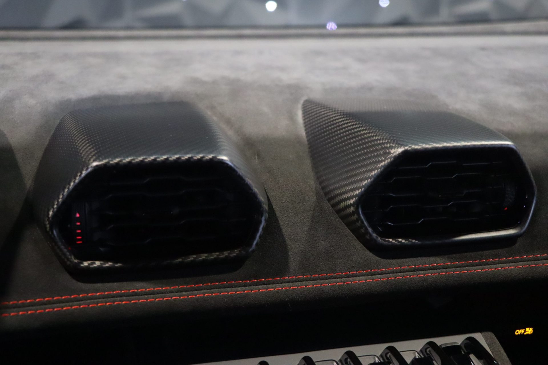 Lamborghini Huracán Sterrato Ad Personam — Nero Nemesis, série limitée – Photo 25
