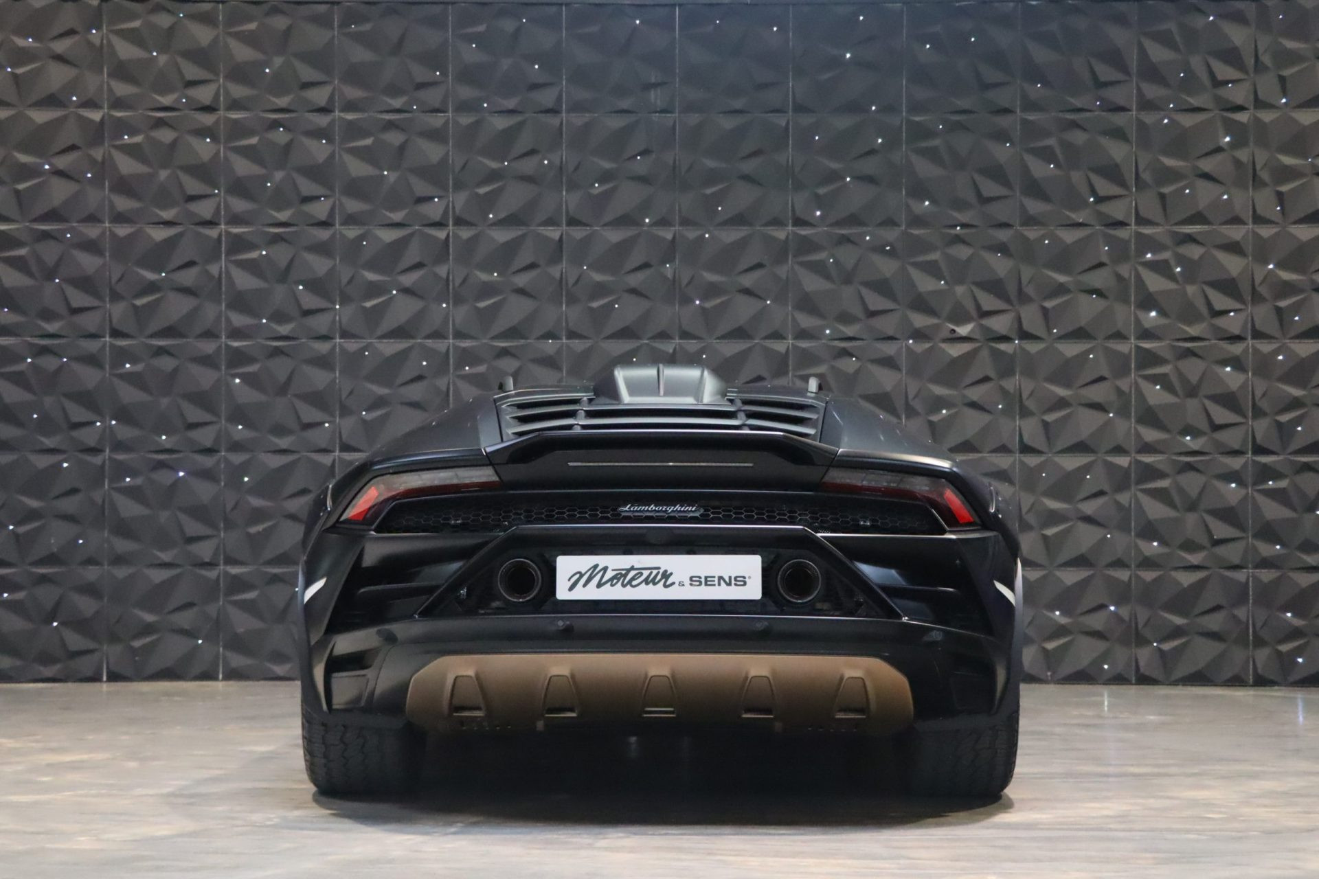 Lamborghini Huracán Sterrato Ad Personam — Nero Nemesis, série limitée – Photo 4
