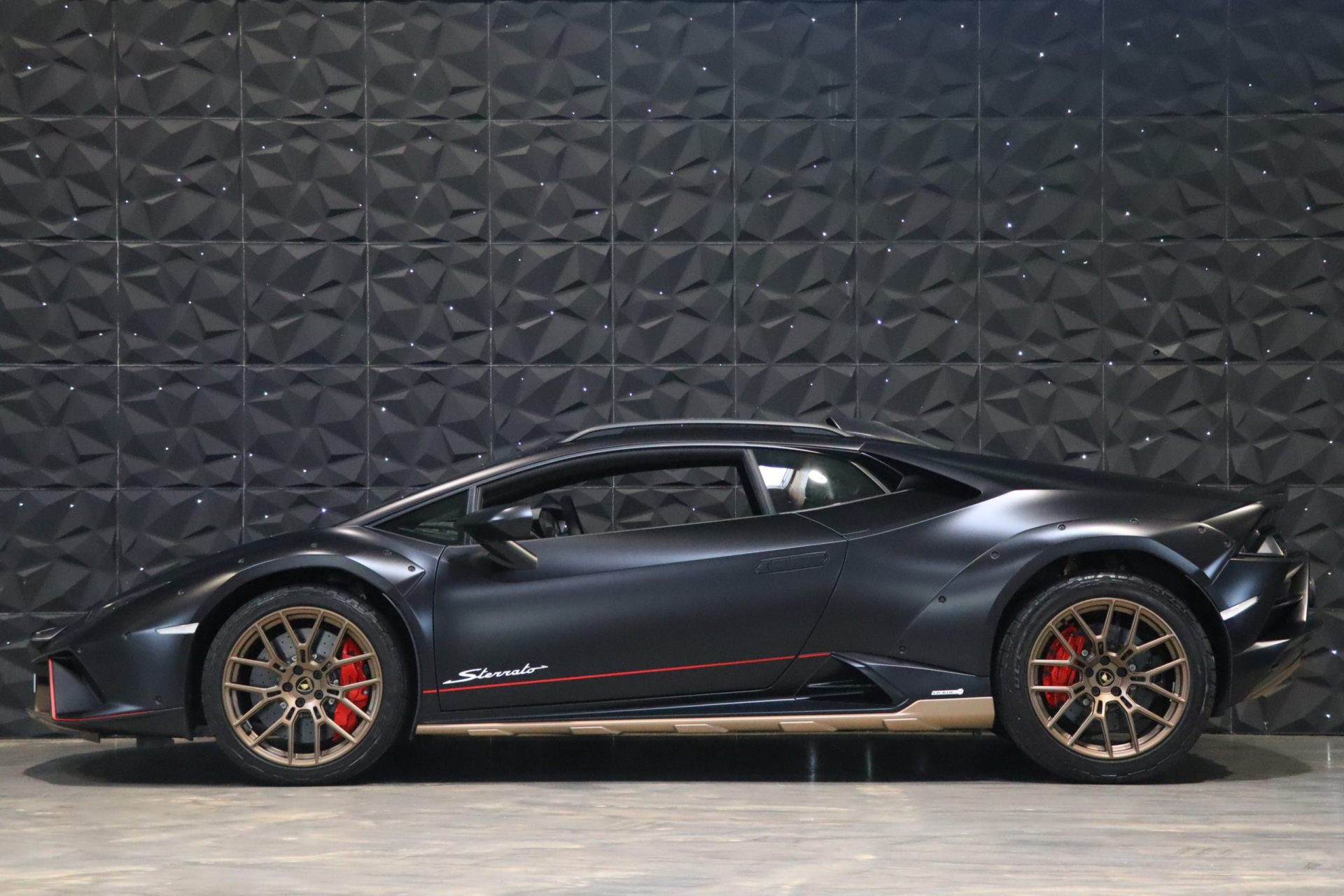 Lamborghini Huracán Sterrato Ad Personam — Nero Nemesis, série limitée – Photo 5