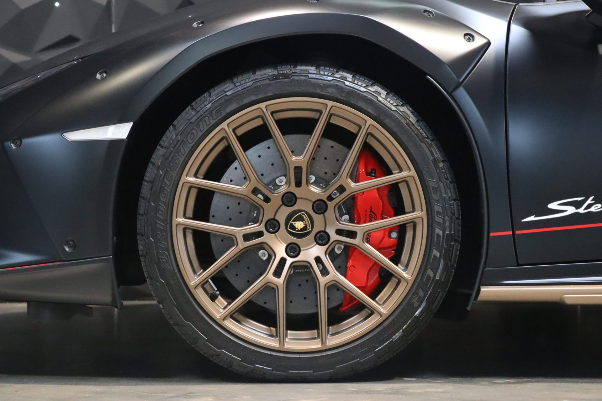 Lamborghini Huracán Sterrato Ad Personam — Nero Nemesis, série limitée – Photo 48