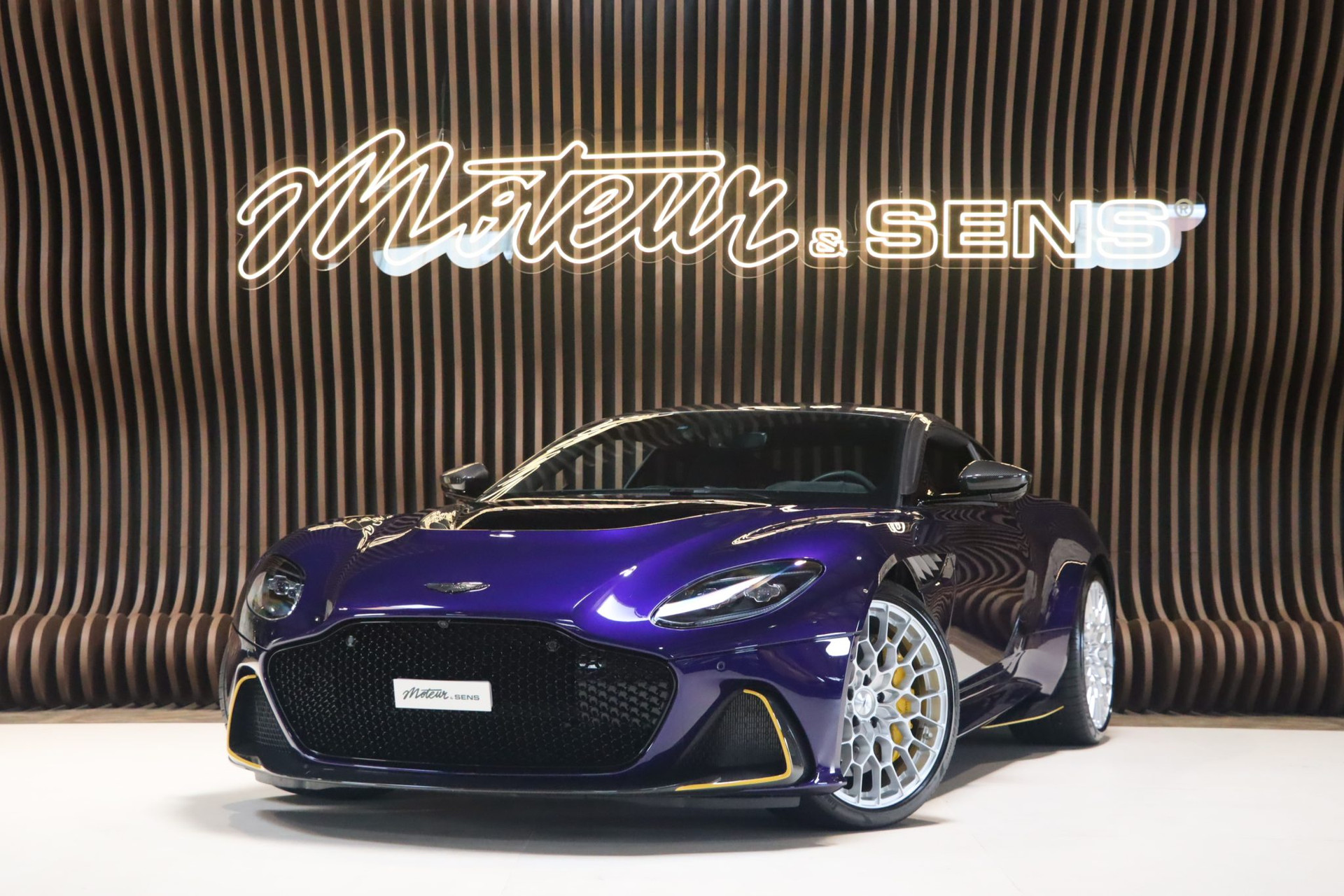 Aston Martin DBS 770 Ultimate – 770 ch, 1 of 300, Royal Indigo – Photo 1