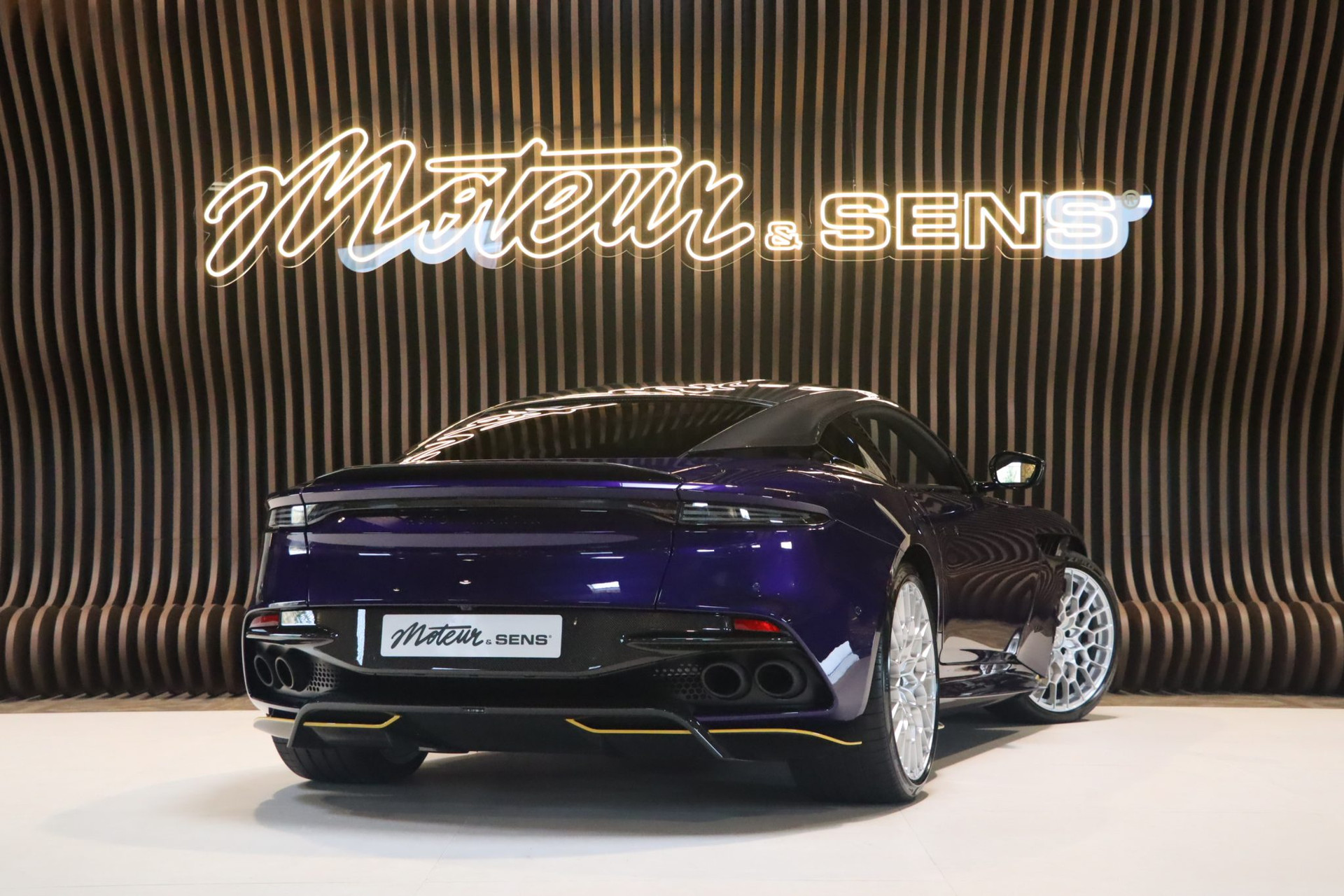 Aston Martin DBS 770 Ultimate – 770 ch, 1 of 300, Royal Indigo – Photo 2