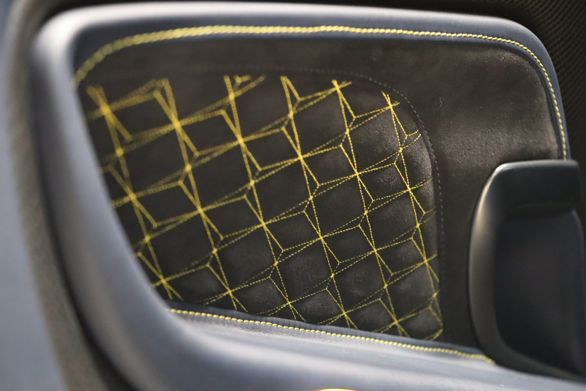 Aston Martin DBS 770 Ultimate – 770 ch, 1 of 300, Royal Indigo – Photo 11
