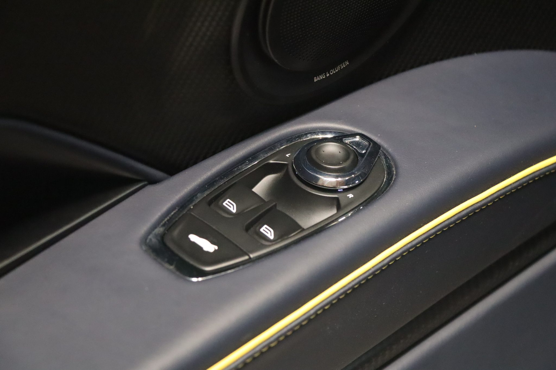 Aston Martin DBS 770 Ultimate – 770 ch, 1 of 300, Royal Indigo – Photo 13