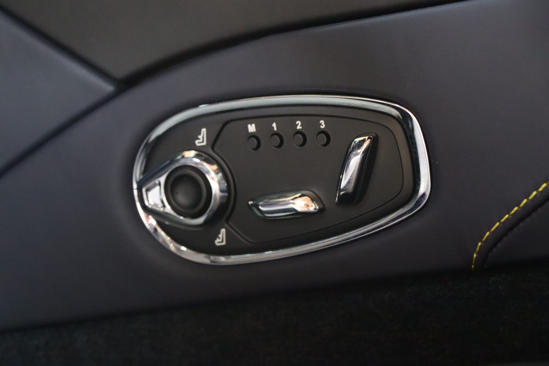 Aston Martin DBS 770 Ultimate – 770 ch, 1 of 300, Royal Indigo – Photo 15