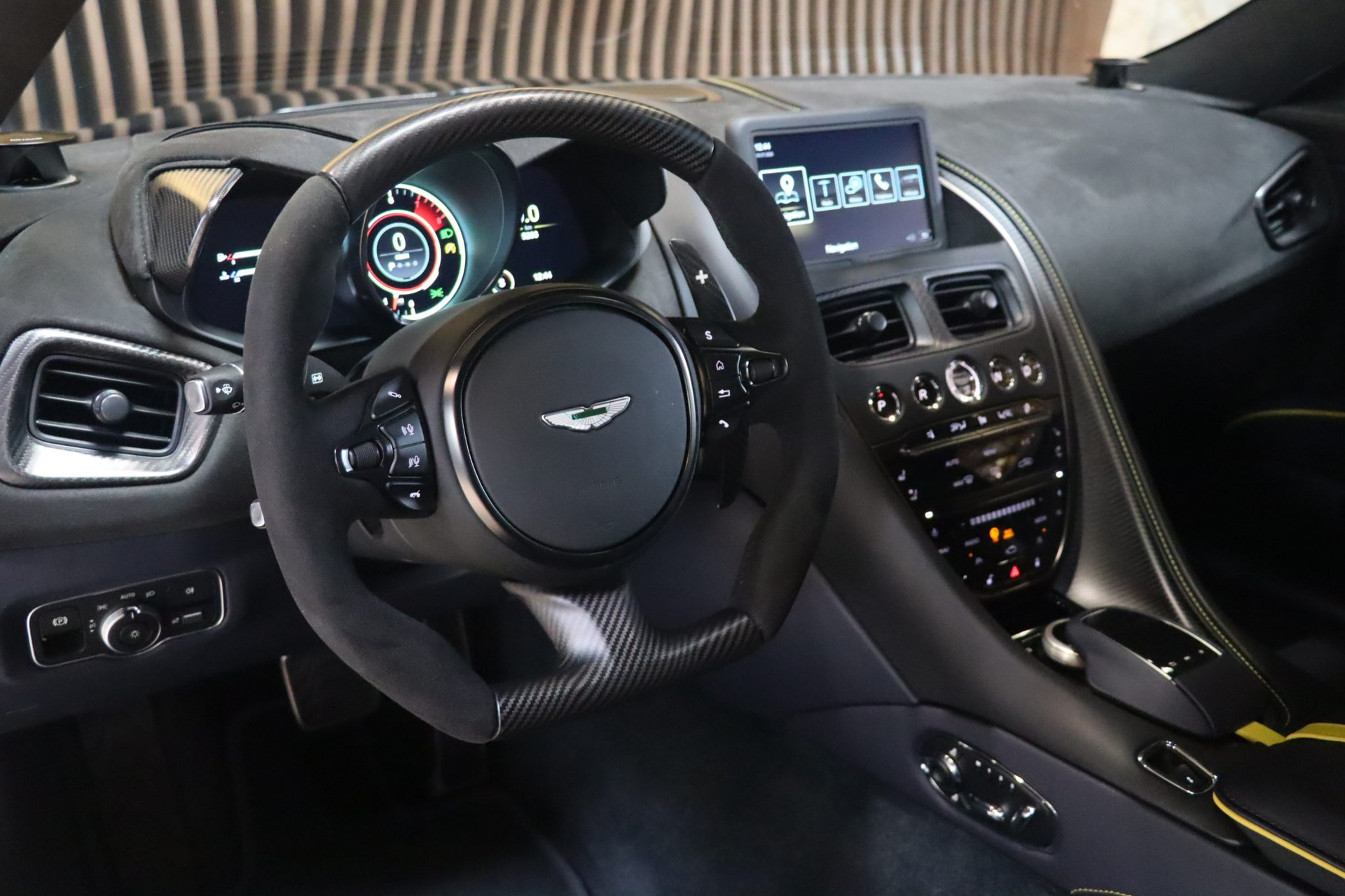 Aston Martin DBS 770 Ultimate – 770 ch, 1 of 300, Royal Indigo – Photo 16