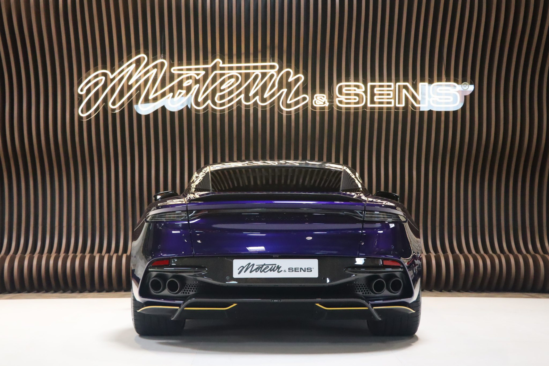 Aston Martin DBS 770 Ultimate – 770 ch, 1 of 300, Royal Indigo – Photo 4