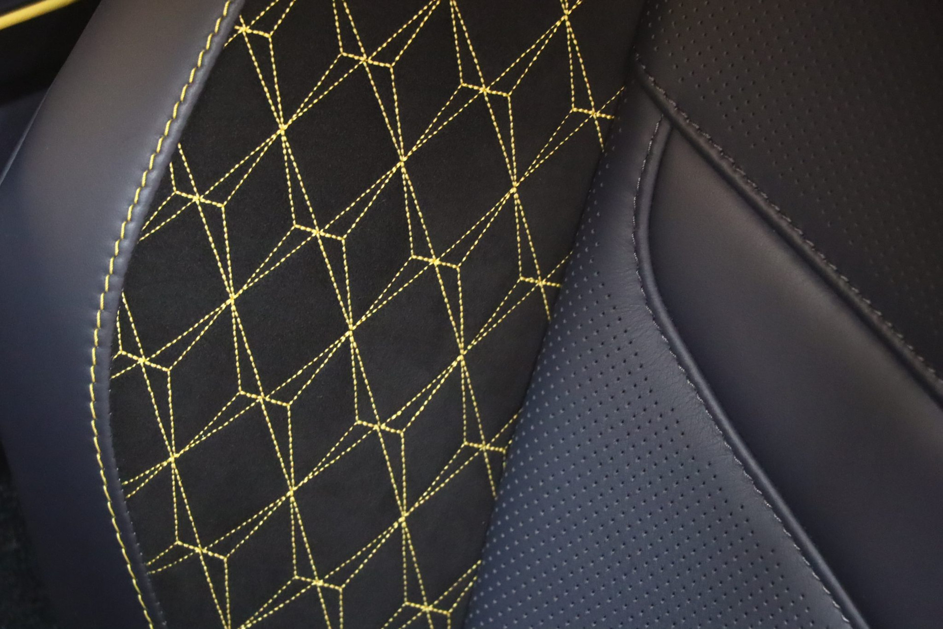 Aston Martin DBS 770 Ultimate – 770 ch, 1 of 300, Royal Indigo – Photo 38