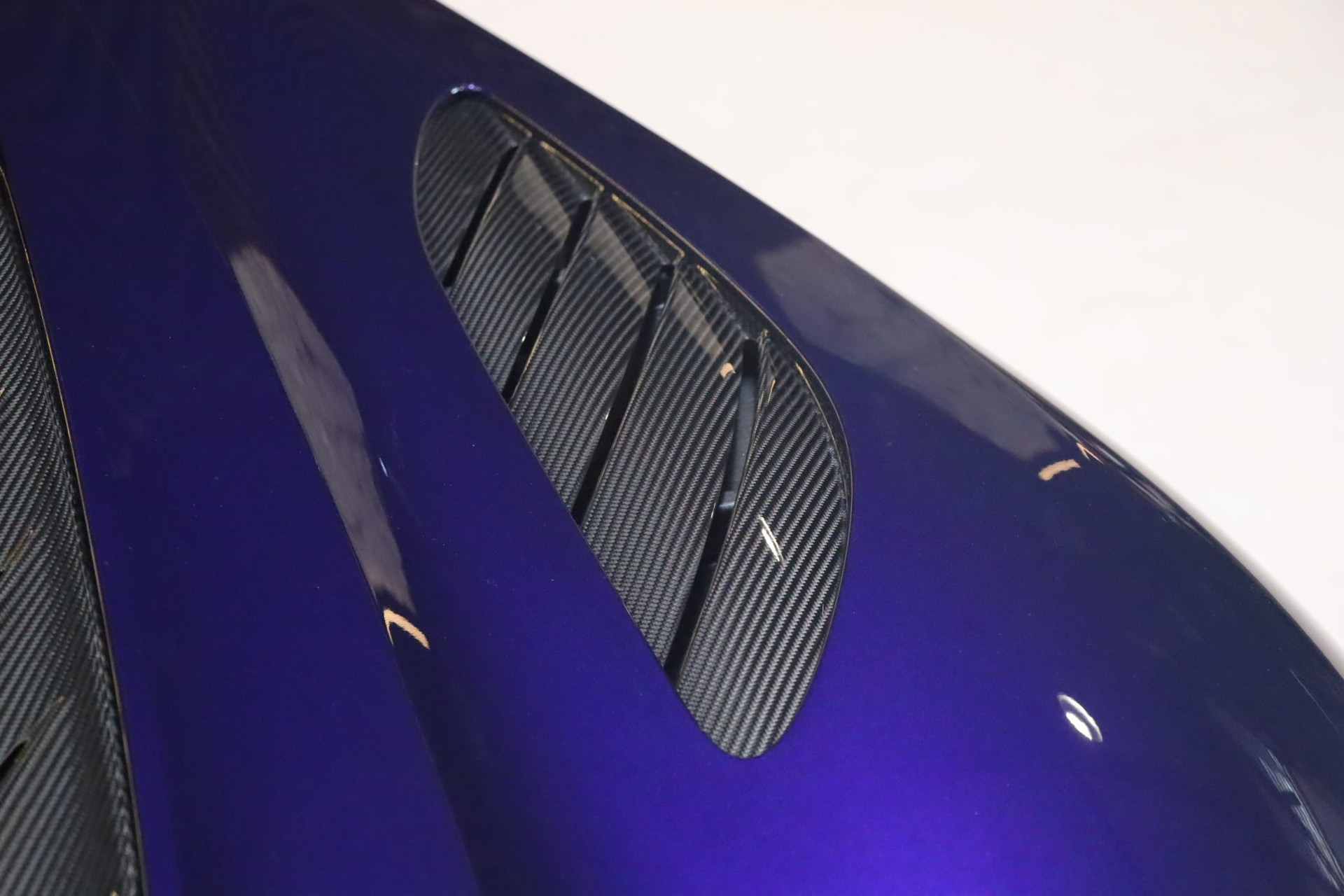 Aston Martin DBS 770 Ultimate – 770 ch, 1 of 300, Royal Indigo – Photo 43