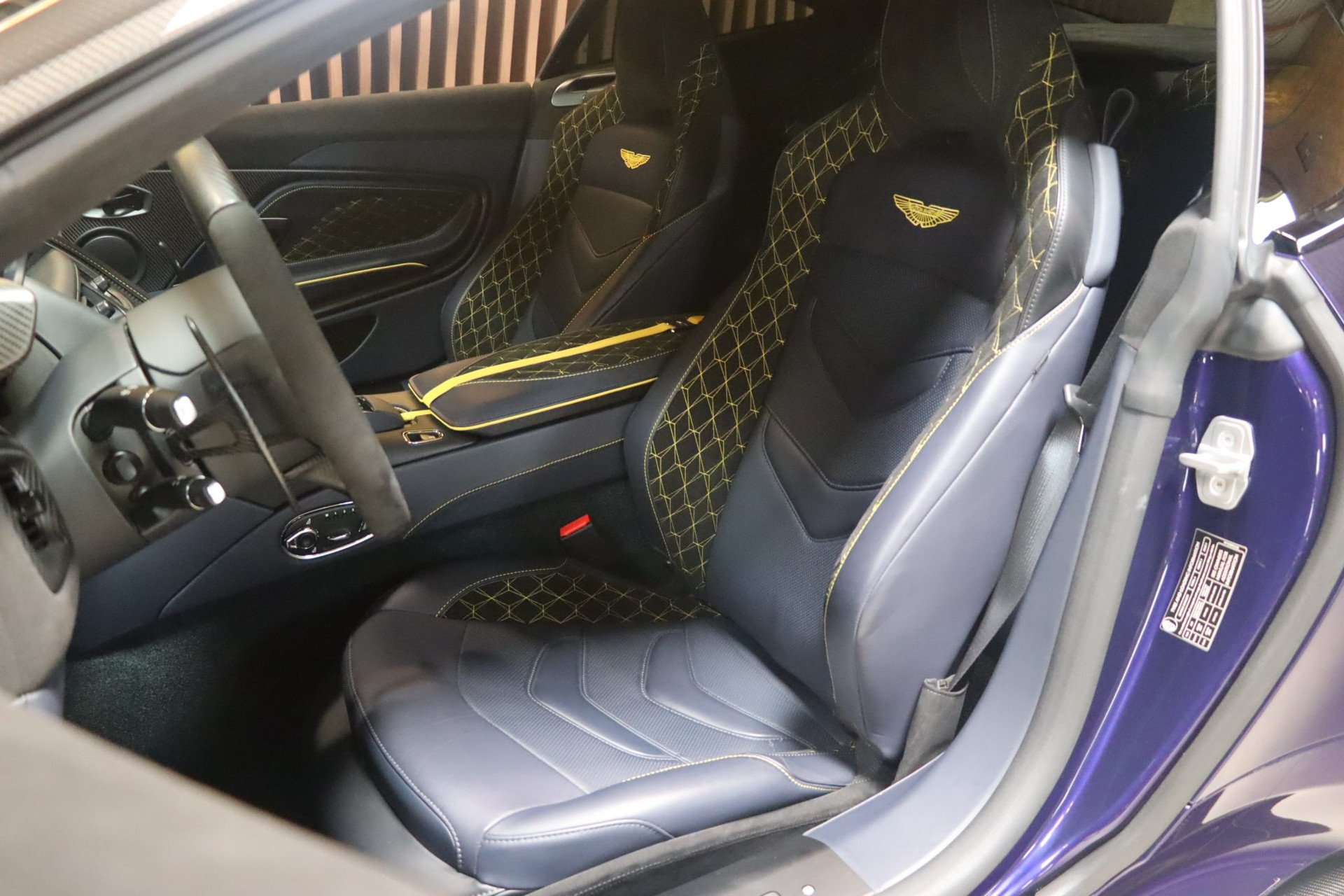 Aston Martin DBS 770 Ultimate – 770 ch, 1 of 300, Royal Indigo – Photo 6