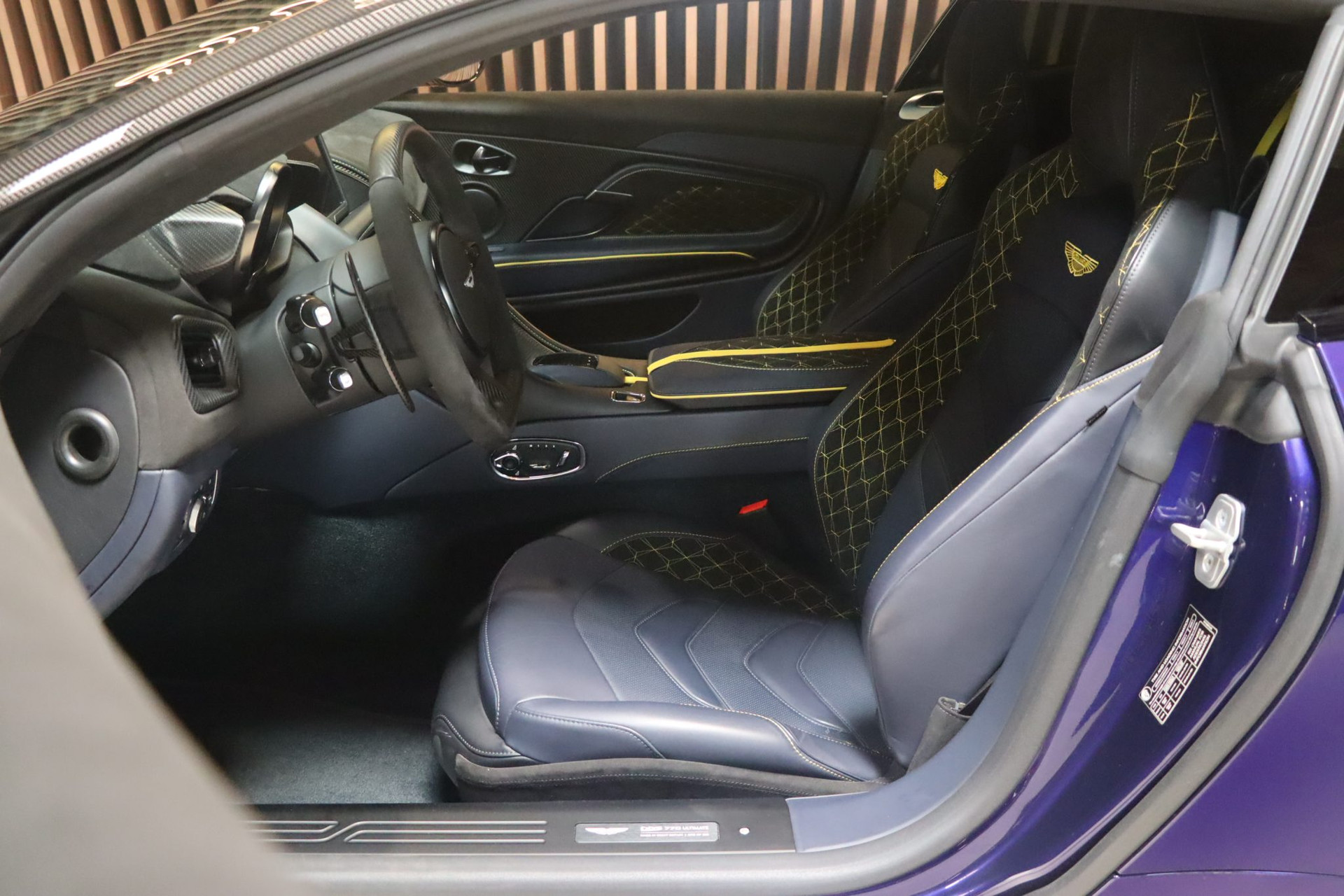 Aston Martin DBS 770 Ultimate – 770 ch, 1 of 300, Royal Indigo – Photo 7