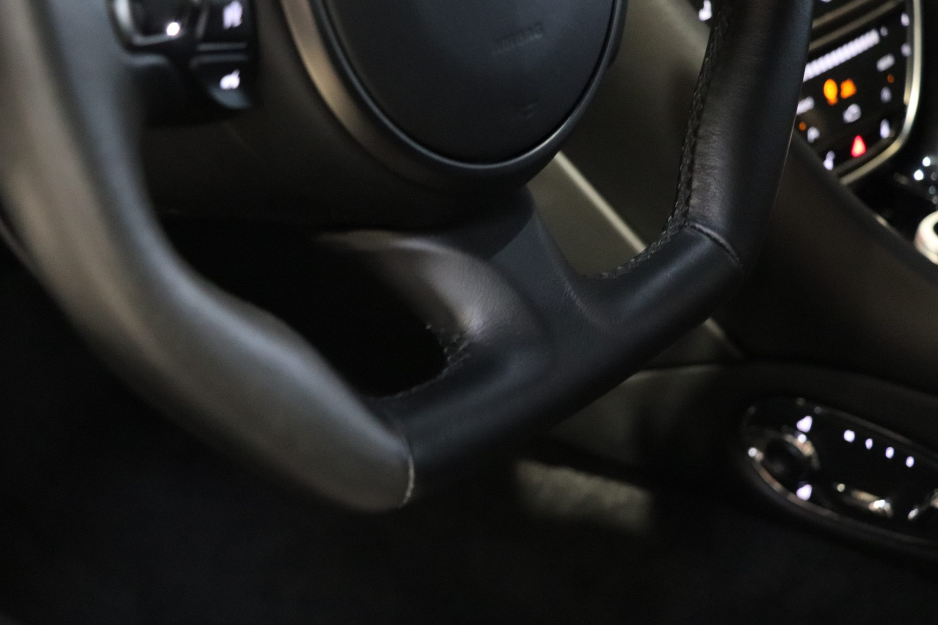 Aston Martin DBS Superleggera – Jet Black – 15 500 km – 2019 – Photo 18