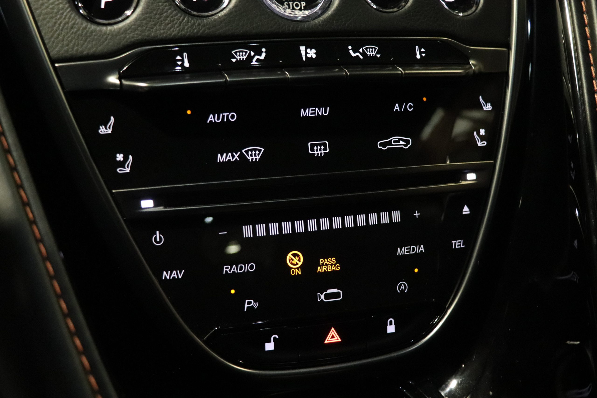Aston Martin DBS Superleggera – Jet Black – 15 500 km – 2019 – Photo 24