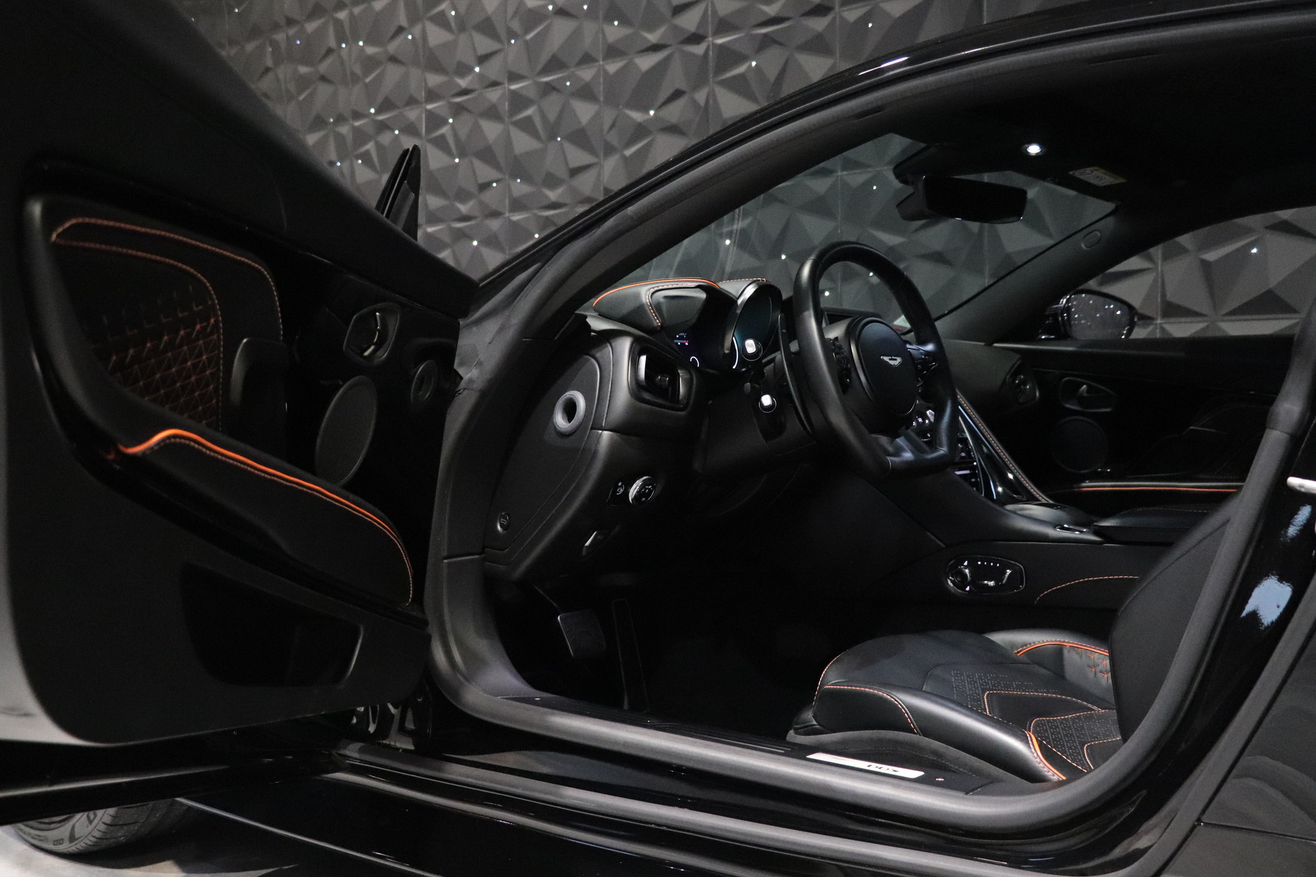 Aston Martin DBS Superleggera – Jet Black – 15 500 km – 2019 – Photo 5