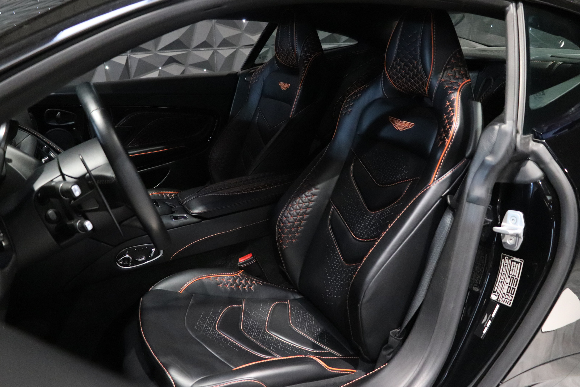 Aston Martin DBS Superleggera – Jet Black – 15 500 km – 2019 – Photo 7